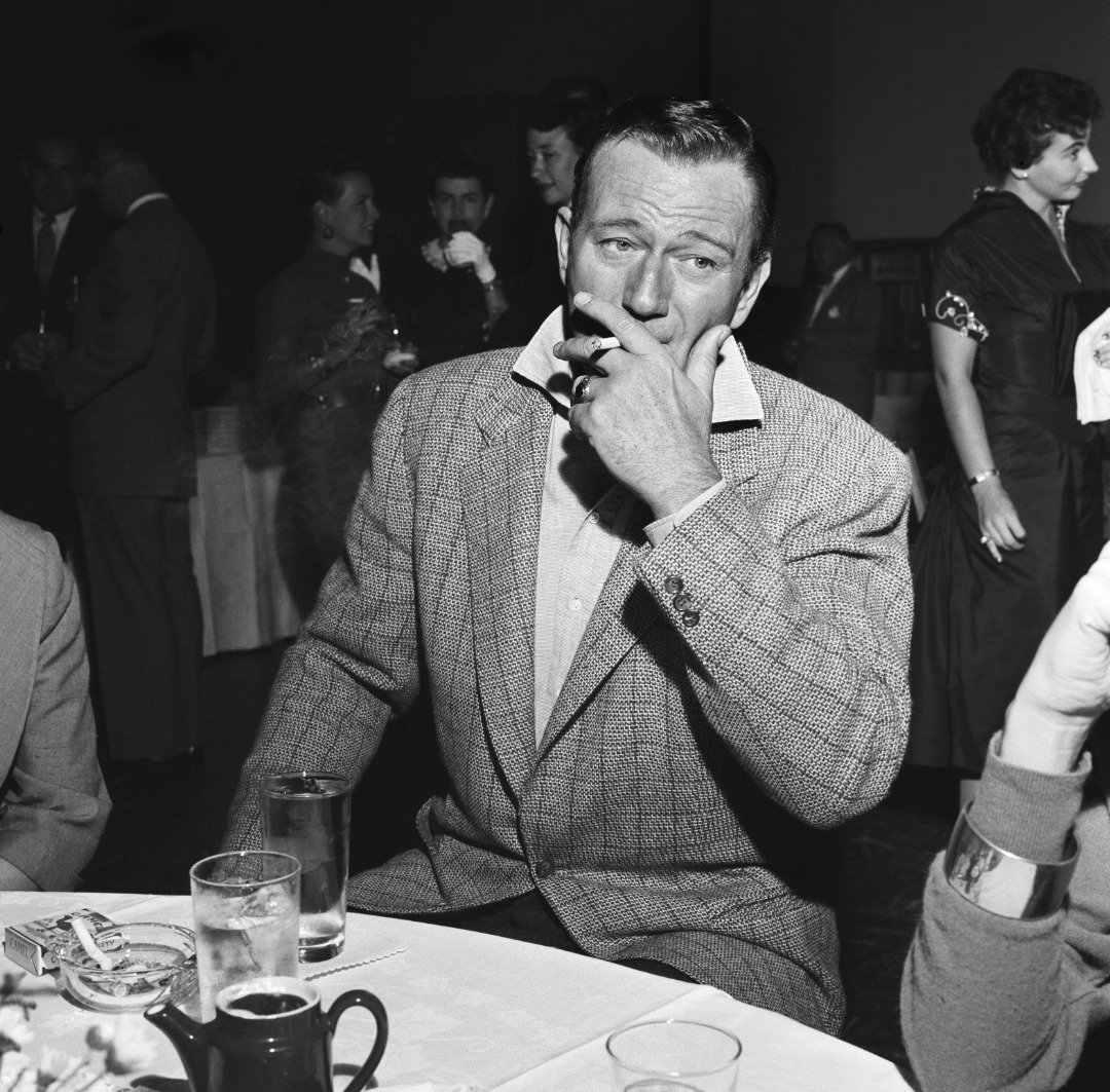 John Wayne en una fiesta para Milton Berle el 26 de septiembre de 1955 en Los Ángeles, California | Foto: Getty Images