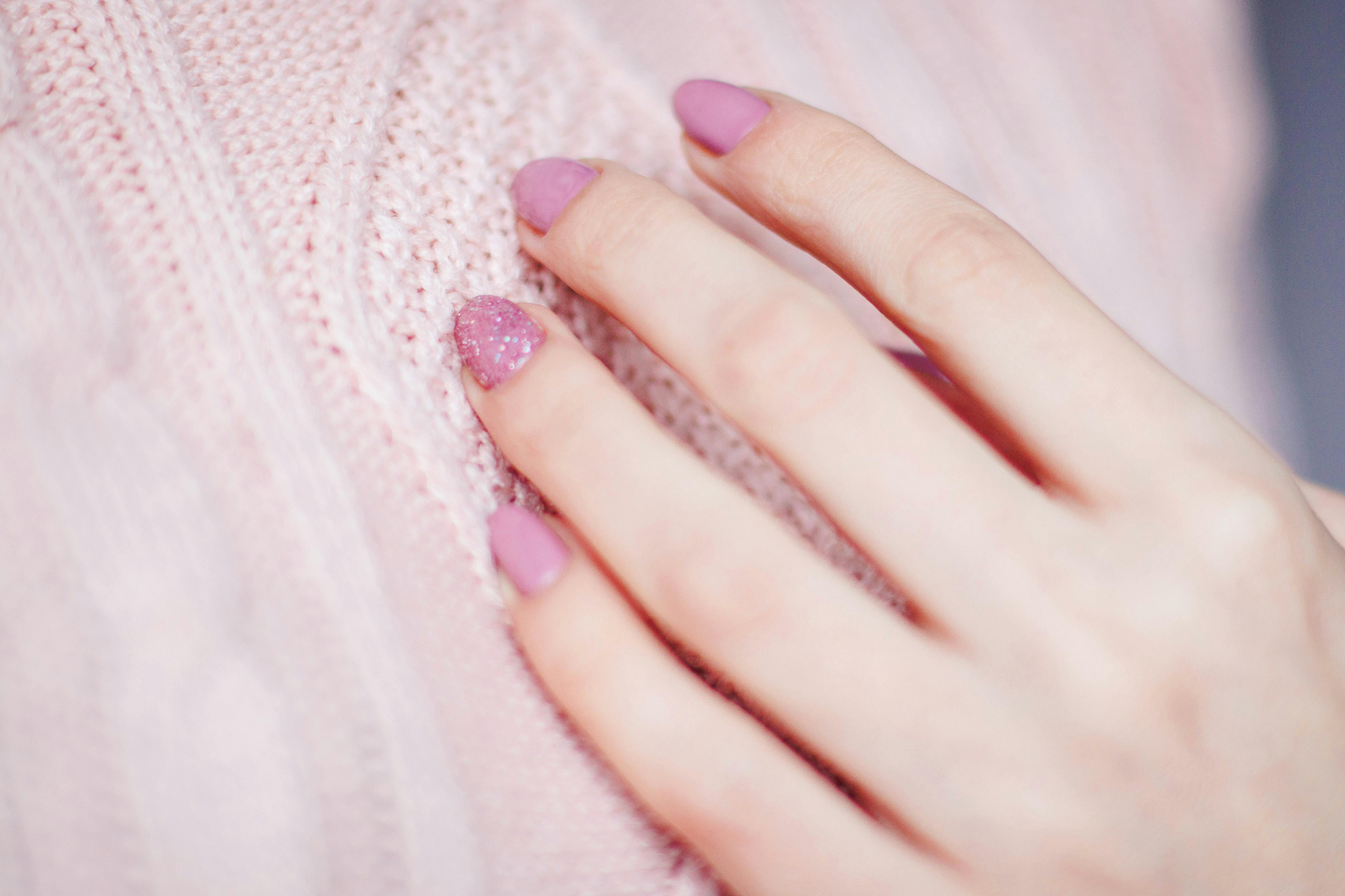 Una persona con las uñas pintadas de rosa | Fuente: Pexels