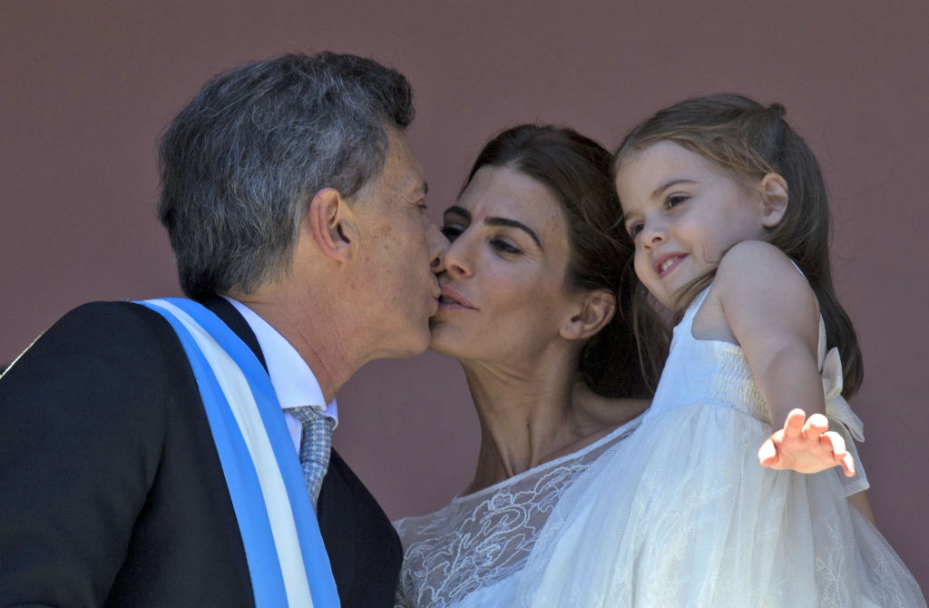 Mauricio Macri junto a Juliana Awada, quien sostiene en brazos a su hija Antonia, en un balcón de la Casa Rosada tras la ceremonia de investidura en Buenos Aires, el 10 de diciembre de 2015. | Fuente: Getty Images
