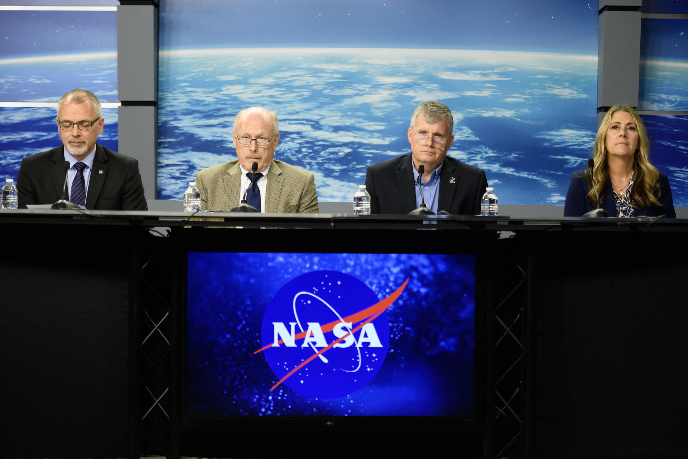 Funcionarios de la agencia NASA hablan durante una rueda de prensa para discutir los planes para devolver a dos astronautas que se quedaron varados en la Estación Espacial Internacional, el 24 de agosto de 2024 | Fuente: Getty Images