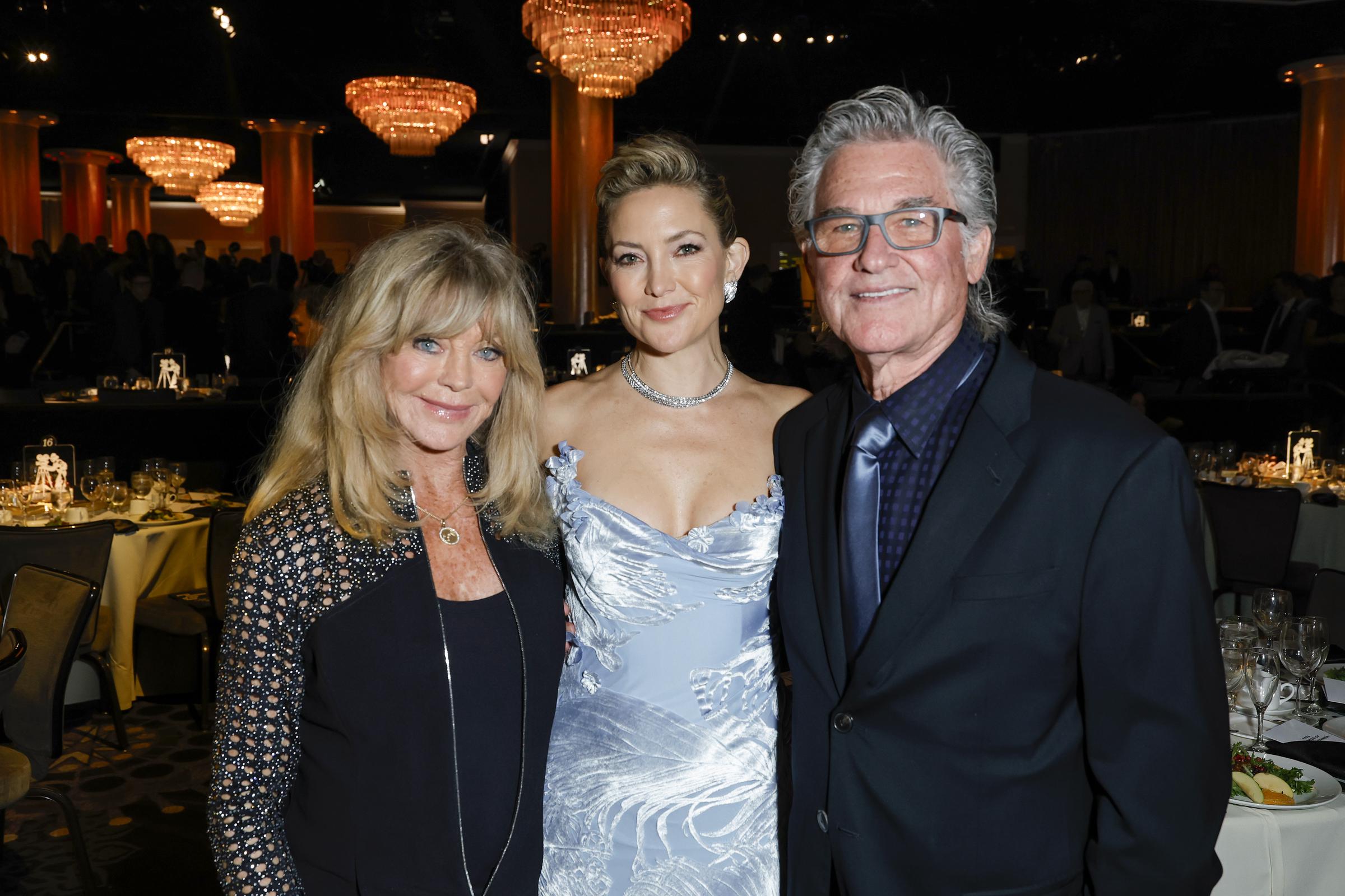 El vínculo de Kate con la familia ha seguido siendo igual de evidente en su vida adulta: en octubre de 2025, Goldie y Kurt la acompañaron a una cena en Beverly Hills organizada en honor de Kate. | Fuente: Getty Images