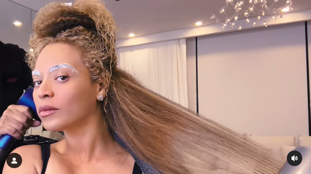 Beyoncé mientras planchan su cabello rubio, en abril de 2024 | Foto: Instagram/beyonce