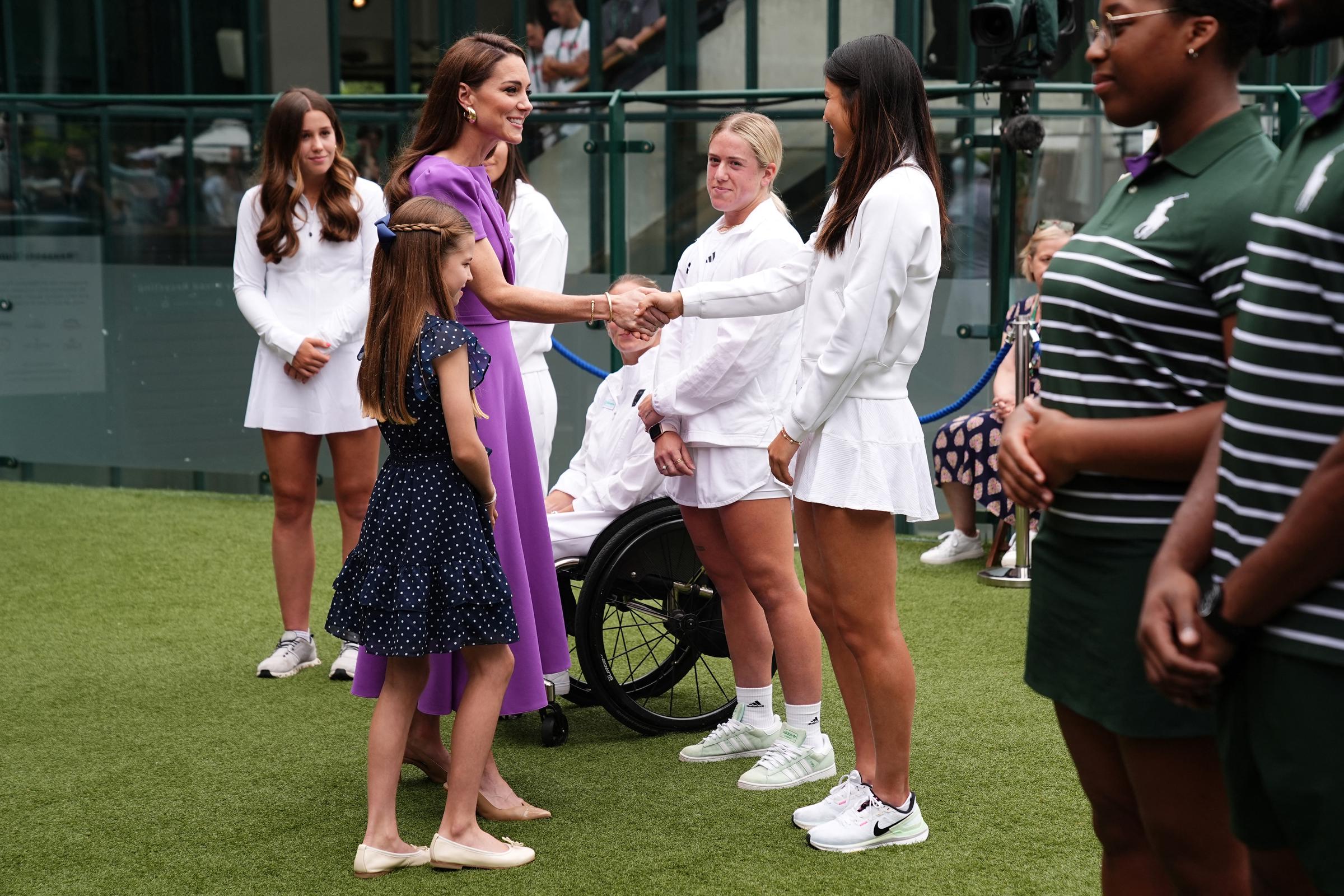 Kate Middleton y la princesa Charlotte saludan a Emma Raducanu el 14 de julio de 2024, en Londres, Inglaterra | Fuente: Getty Images