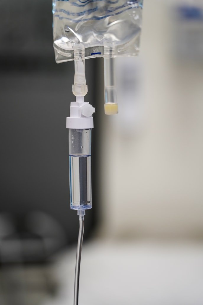 Equipo para la administración de soluciones intravenosas. | Foto: Unsplash