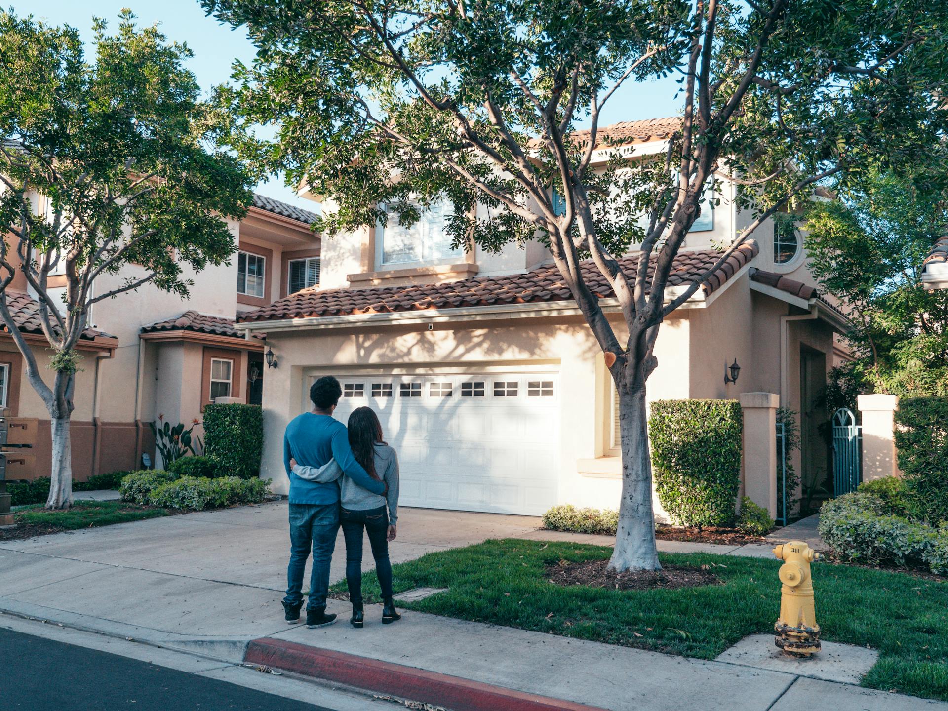 Una pareja mirando su casa | Fuente: Pexels