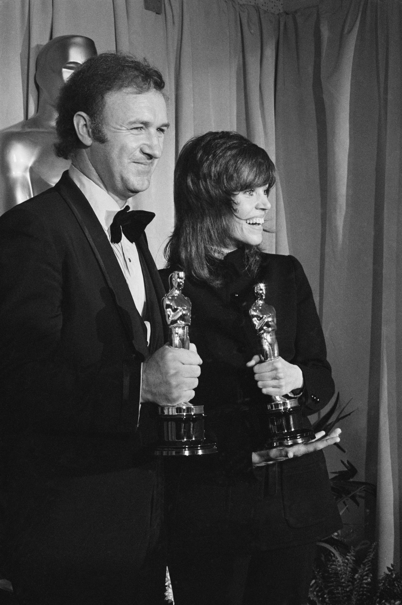 Gene Hackman y Jane Fonda sostienen sus Oscars en la 44ª edición de los Premios de la Academia en 1972. | Fuente: Getty Images