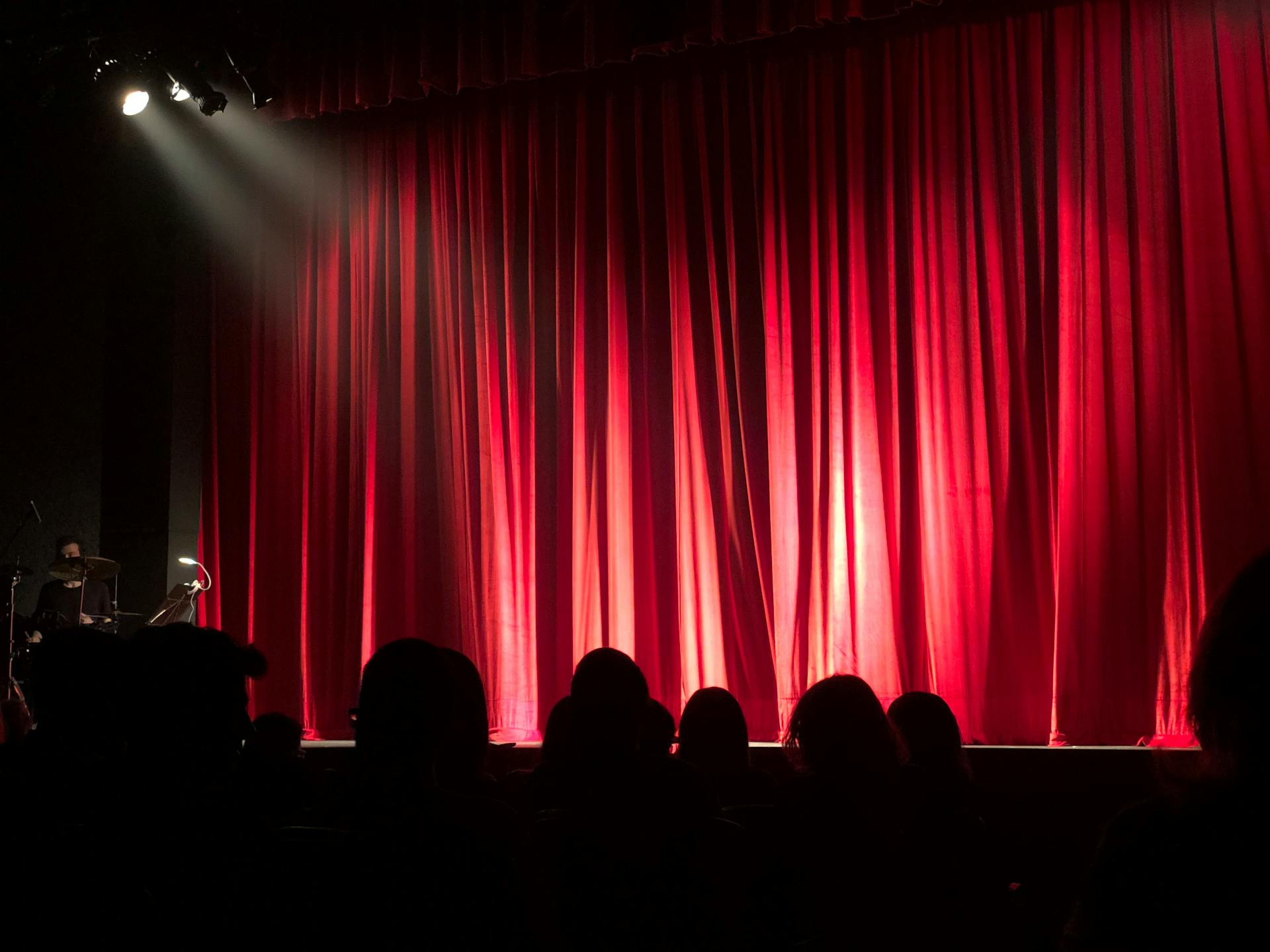 Gente reunida en un auditorio | Fuente: Pexels