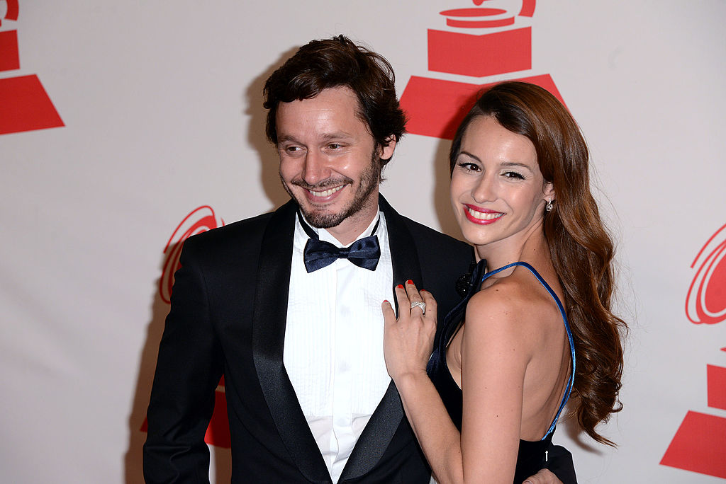 Benjamín Vicuña y Pampita llegan al homenaje a la Persona del Año 2013 de la Academia Latina de la Grabación, en honor a Miguel Bosé, en el Mandalay Bay Convention Center el 20 de noviembre de 2013 en Las Vegas, Nevada. | Fuente: Getty Images