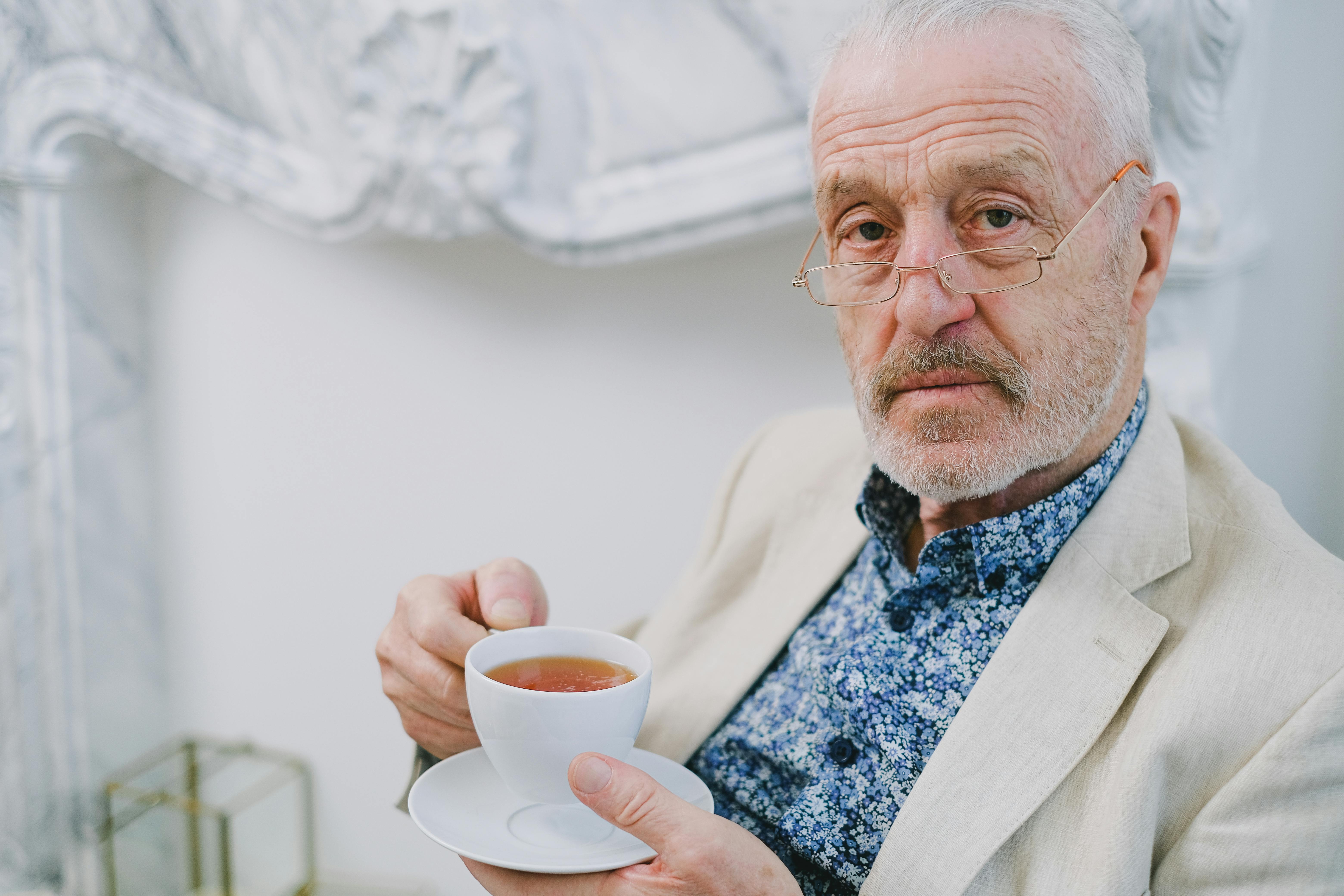 Un hombre serio con una taza de té en la mano | Fuente: Pexels