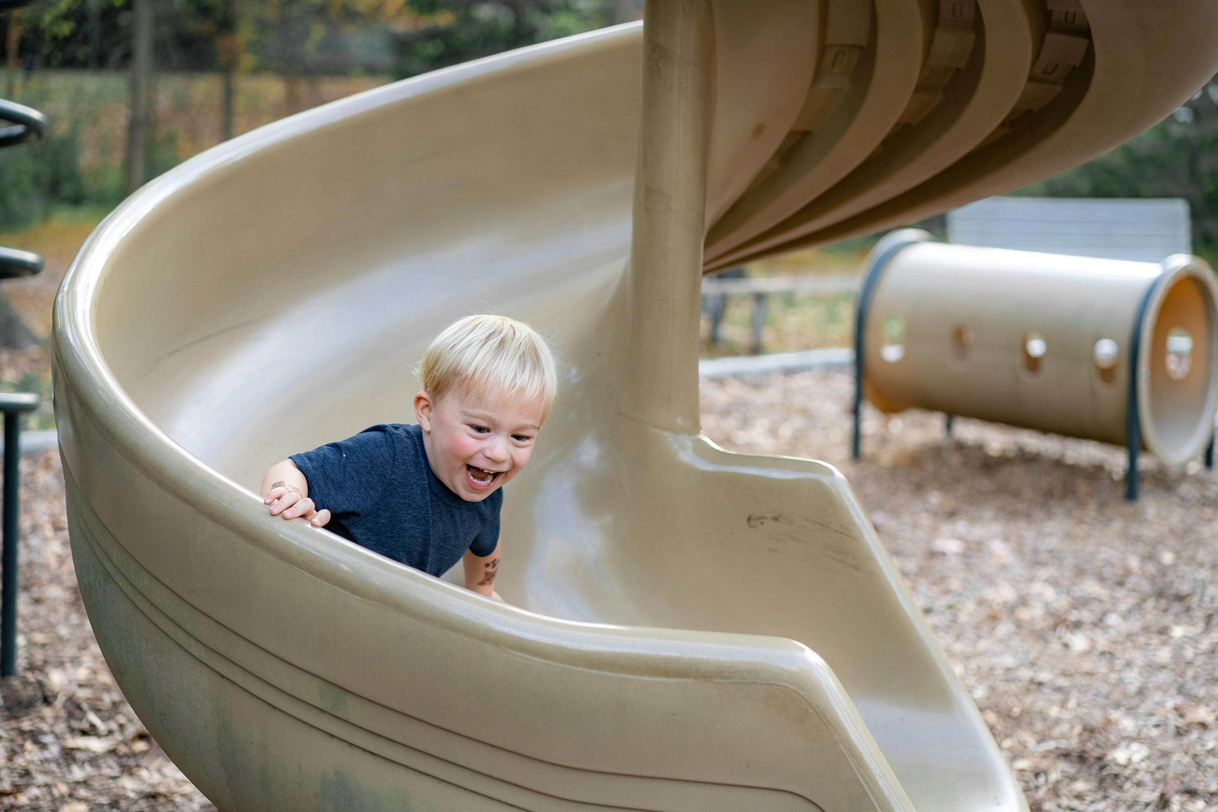 Un niño en un tobogán | Fuente: Unsplash