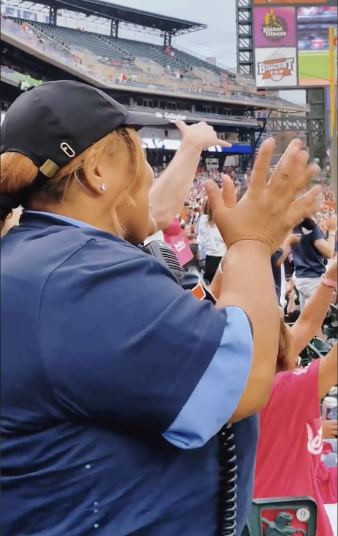Linita Edge disfrutando de un partido de los Tigers en Detroit, Michigan, mientras Zachery Dereniowski la grababa para TikTok el 14 de mayo de 2023 | Foto: TikTok/mdmotivator