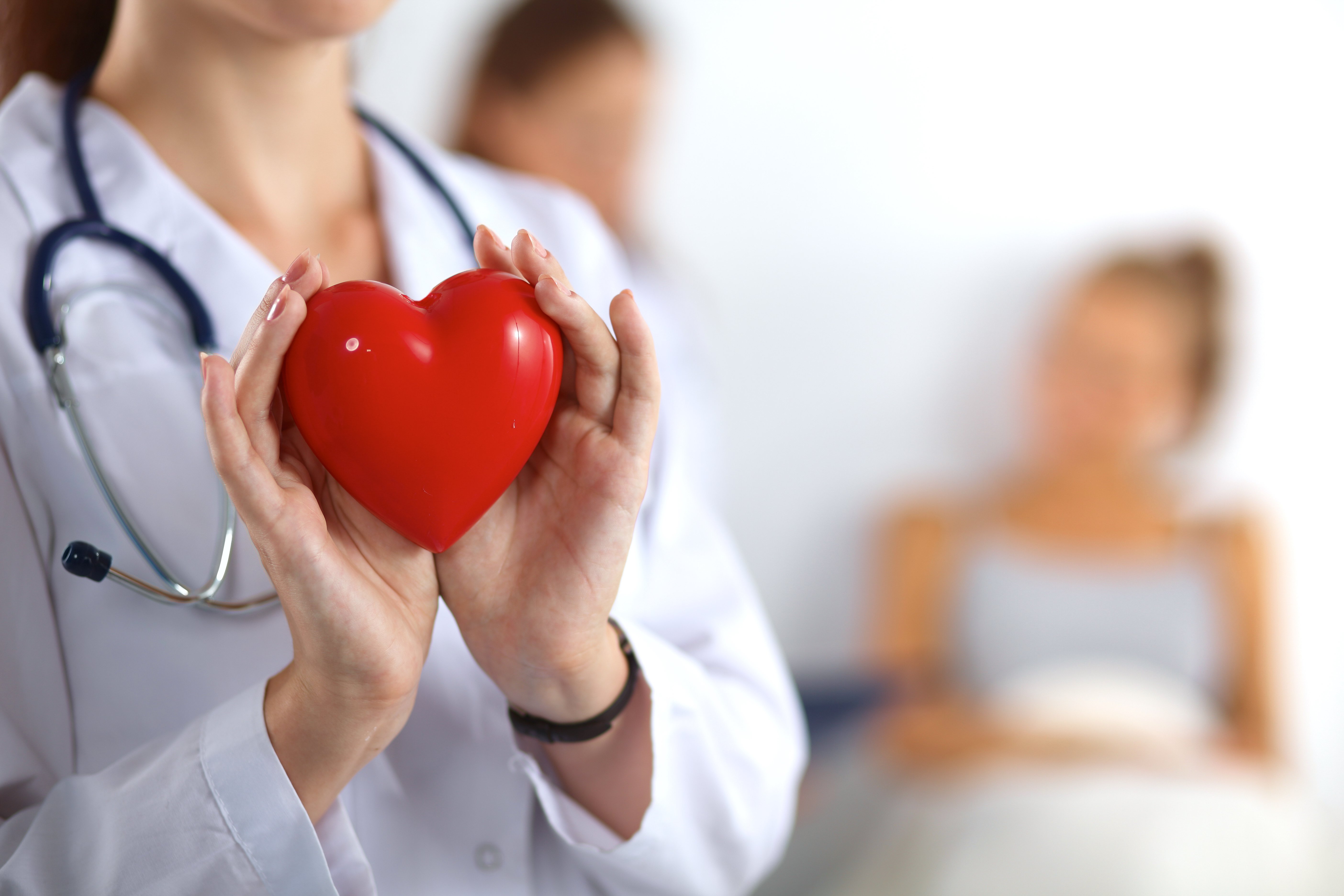 Doctora con corazón en la mano. | Foto: Shutterstock