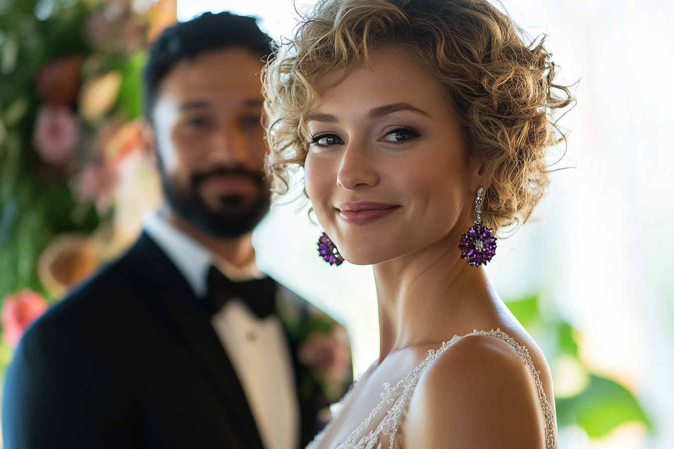 Una novia sonriendo delante de un novio sonriente | Fuente: Midjourney