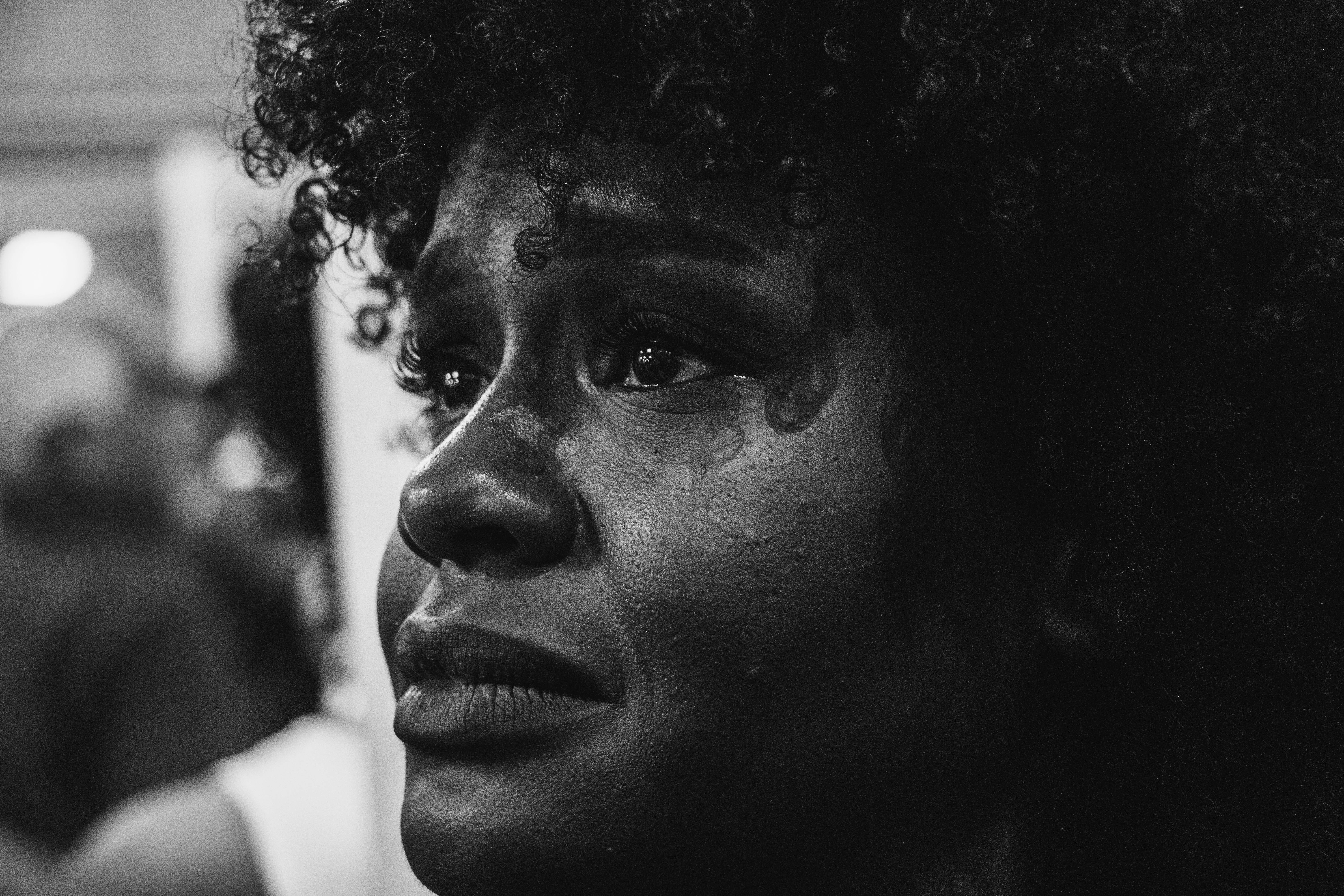 Una mujer emocionada llorando | Fuente: Pexels