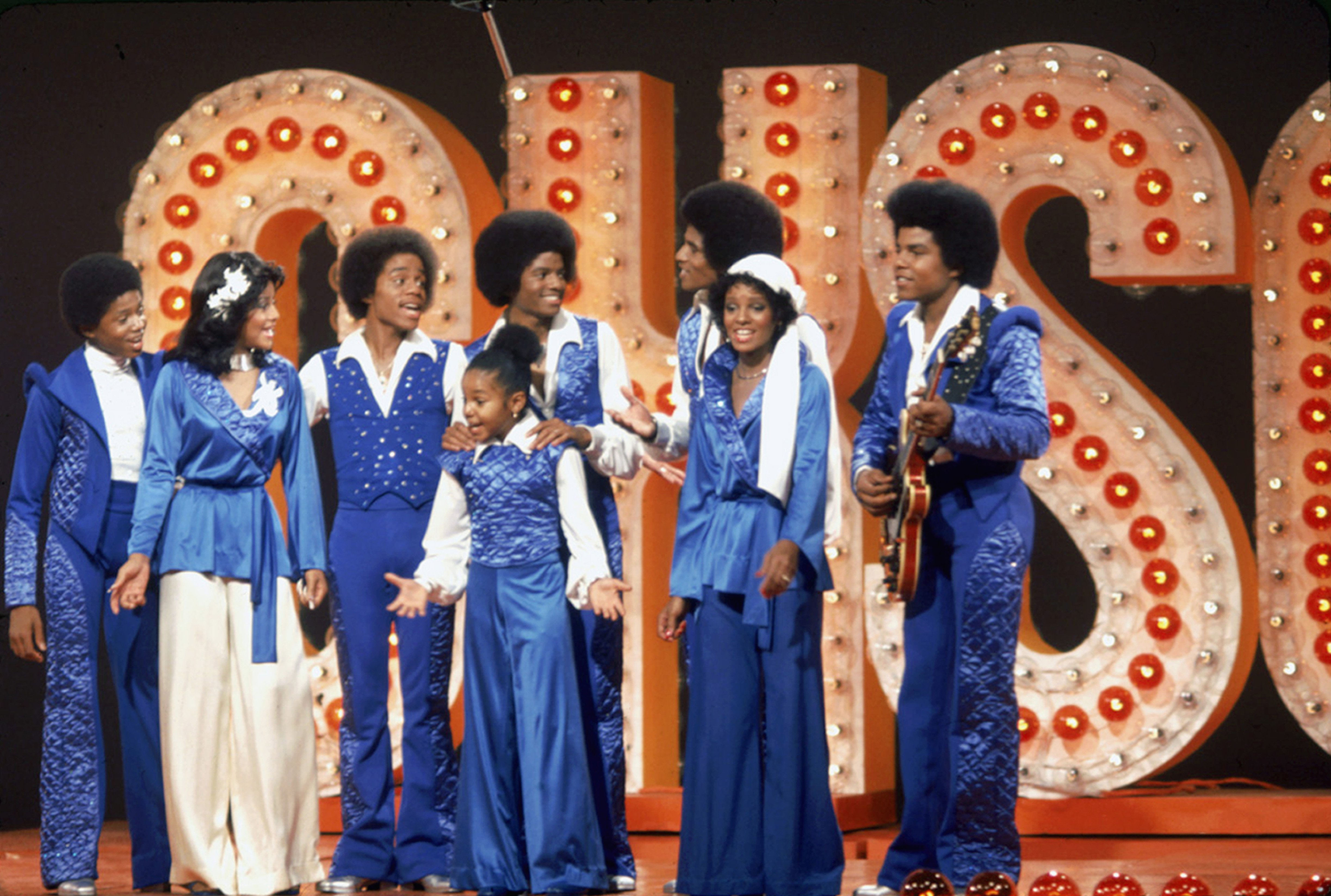 La familia Jackson se presenta en un espectáculo televisivo en los estudios Burbank, California, noviembre de 1976. De izquierda a derecha: Randy, La Toya, Marlon, Janet, Michael (1958 - 2009), Jackie, Rebbie y Tito. | Foto: Getty Images