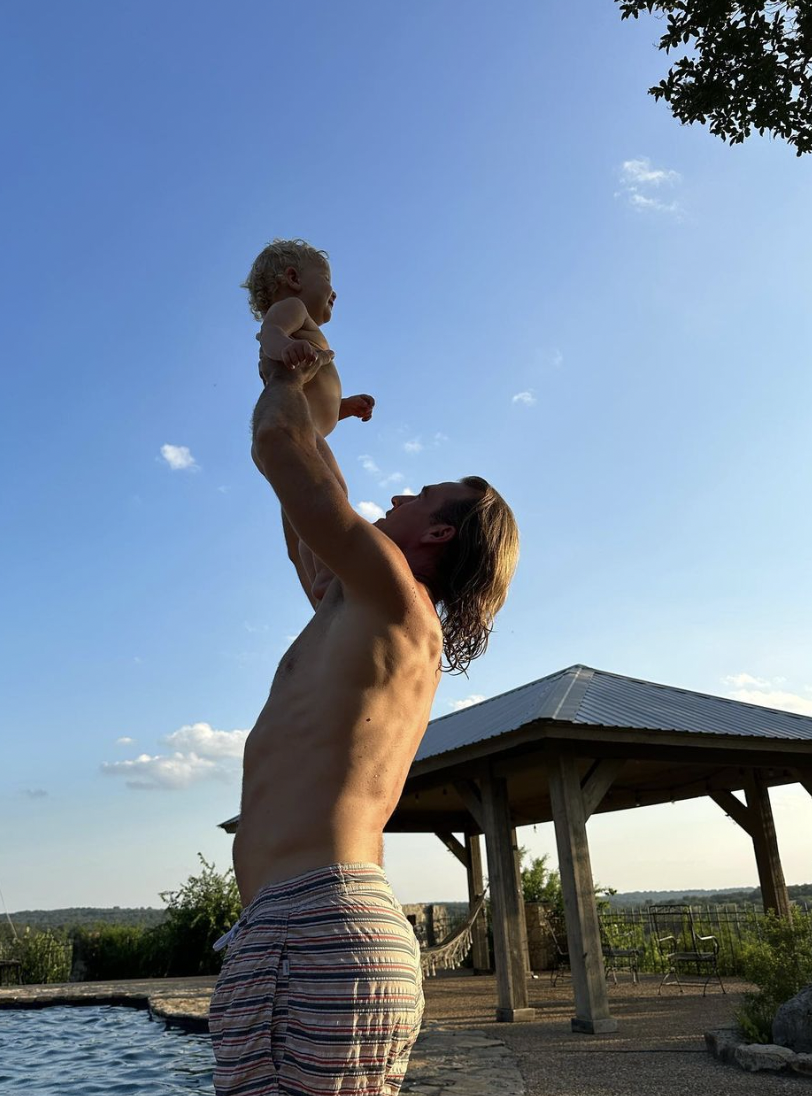 James Van Der Beek con uno de sus hijos en su casa de Texas en un post del 3 de junio de 2023 | Fuente: Instagram/vanderkimberly