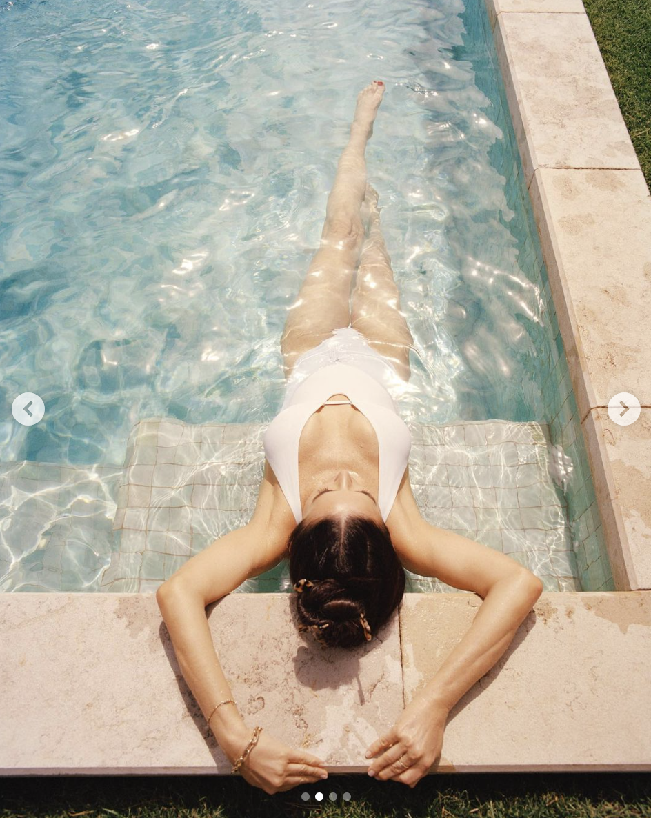 Demi Moore posa en bañador, con fecha de julio de 2022 | Foto: Instagram/DemiMoore