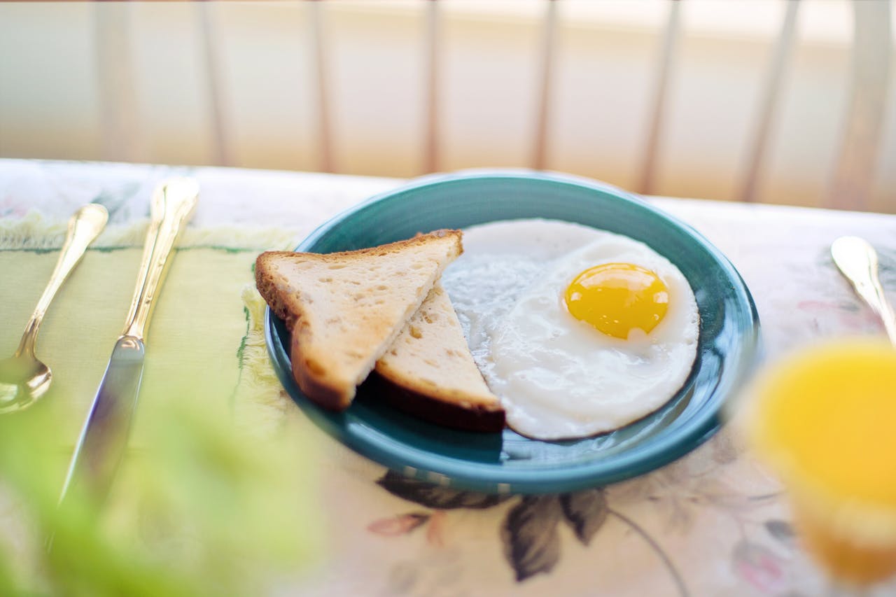 Un plato de huevos con tostadas sobre una mesa | Fuente: Pexels