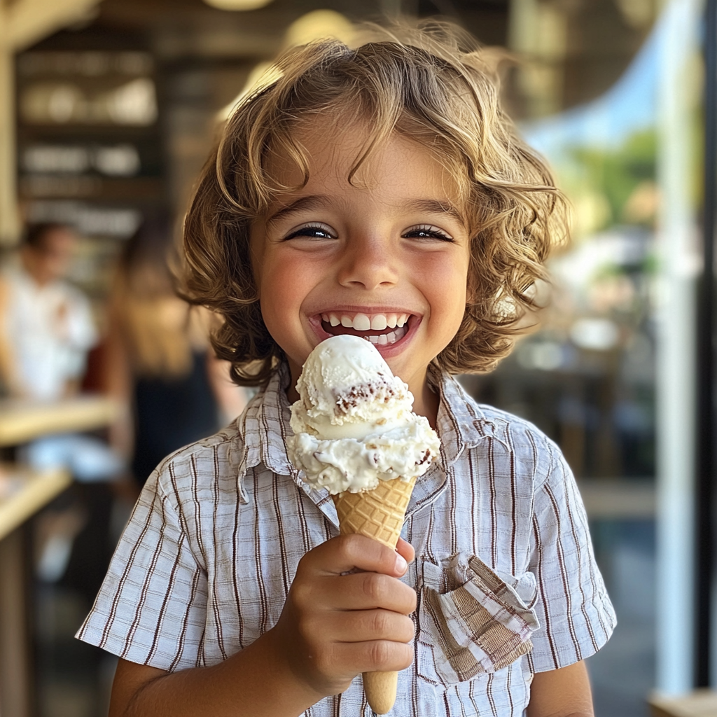 Un niño con un helado en la mano | Fuente: Midjourney