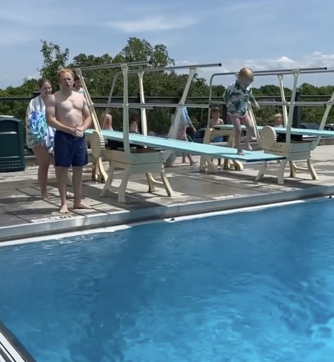 Aspen se prepara para zambullirse en una piscina, vista en un post del 1 de junio de 2022 | Fuente: Instagram/ reedchoward