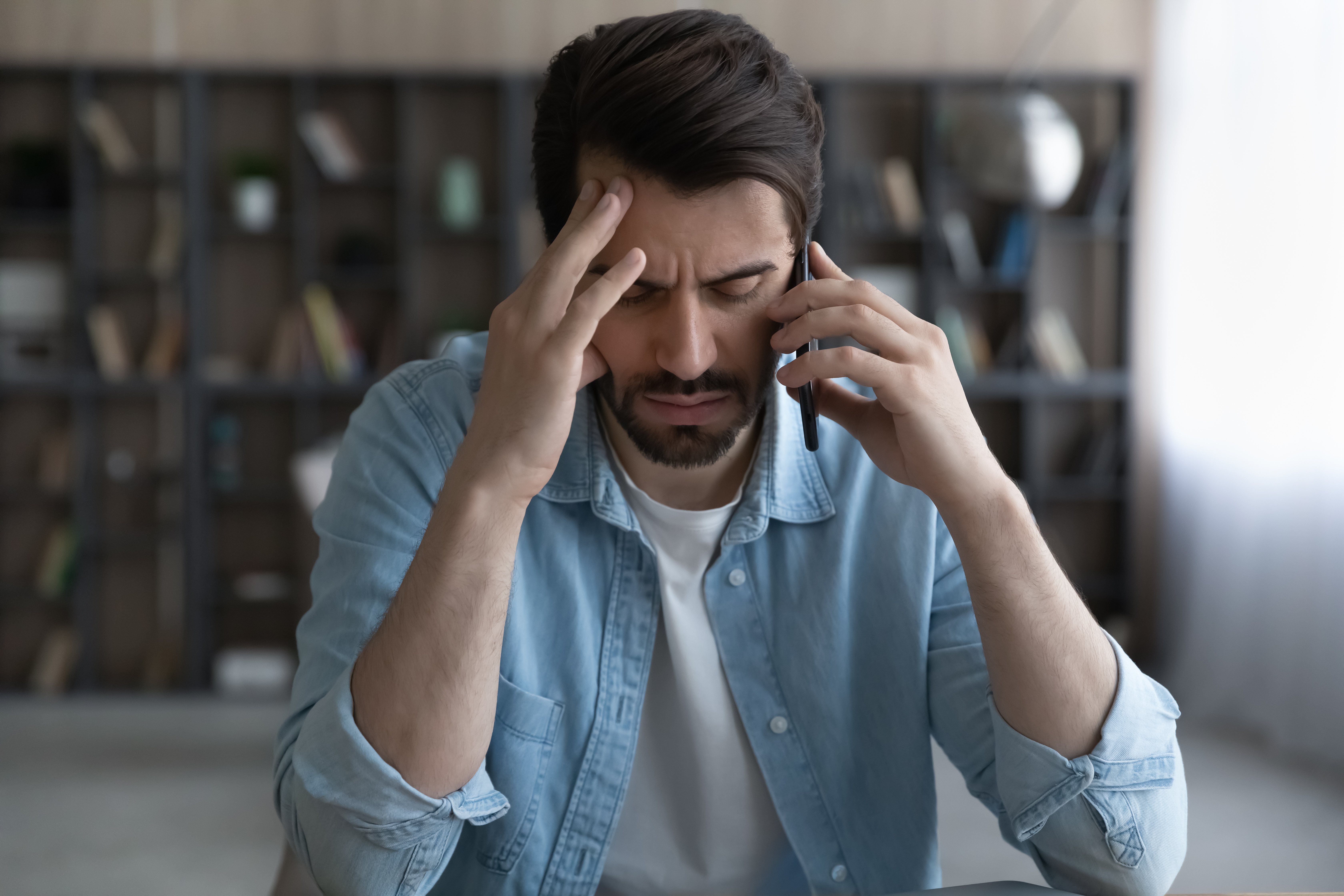 Hombre frustrado al teléfono | Foto: Shutterstock