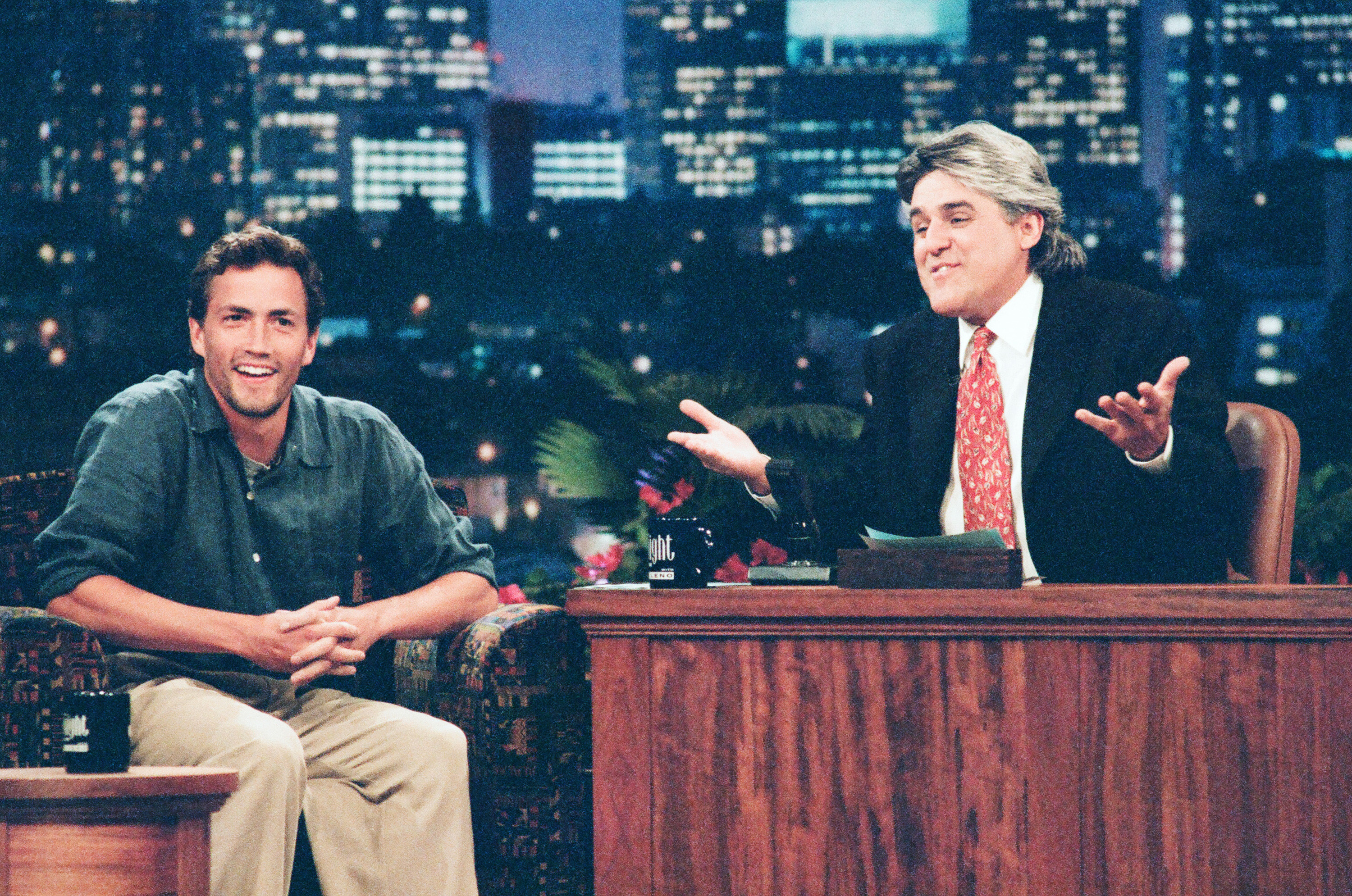 El actor durante una entrevista con Jay Leno el 6 de mayo de 1996 | Fuente: Getty Images