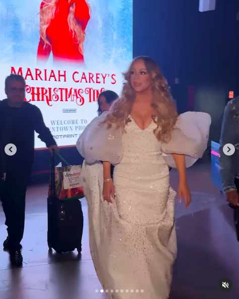 Mariah Carey paseando por algún lugar con su equipo. | Fuente: Instagram/mariahcarey