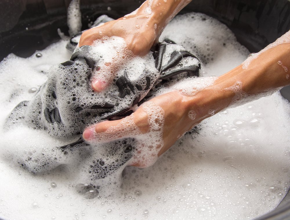Manos lavando una prenda de ropa. | Foto: Shutterstock