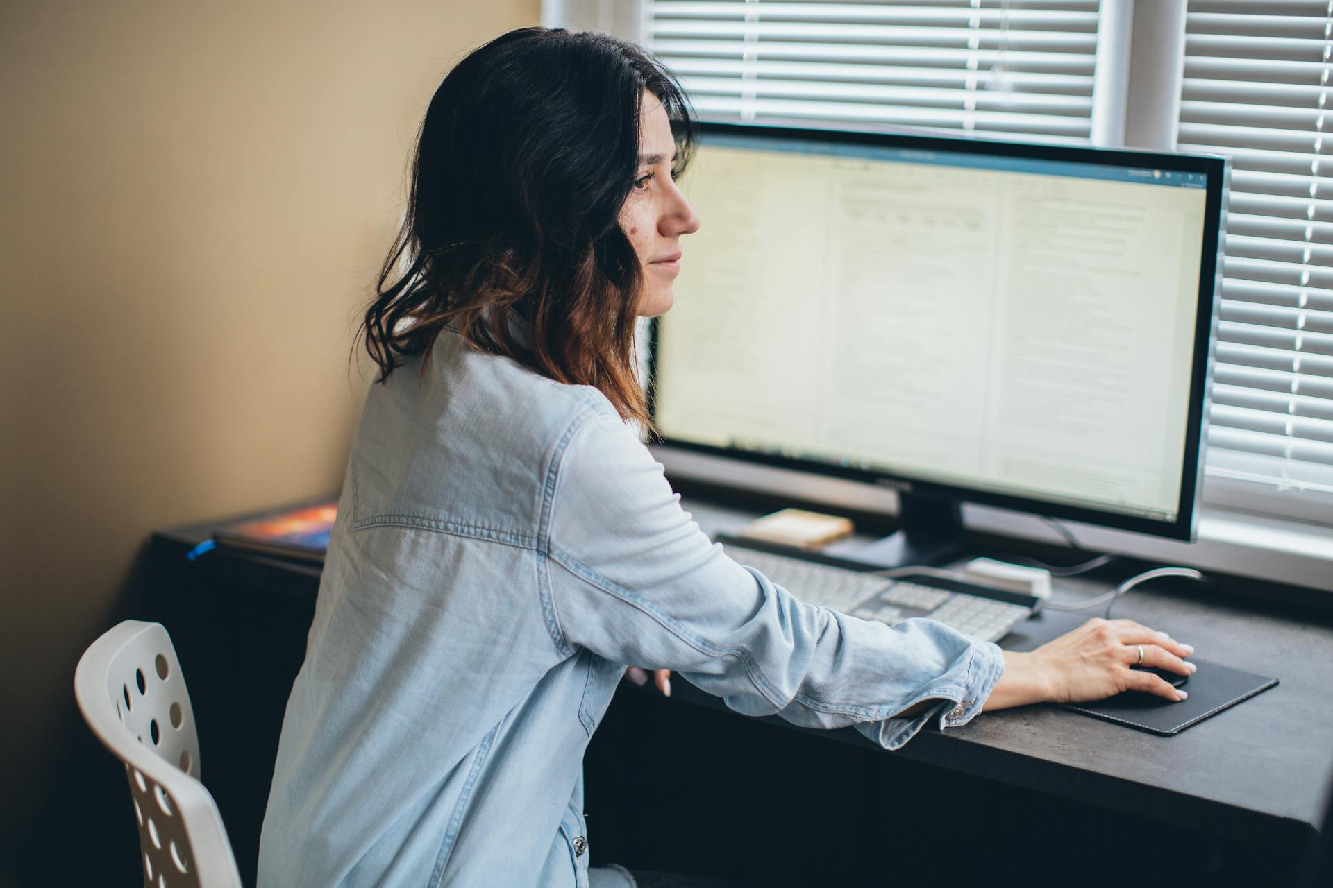 Una mujer trabajando desde casa | Fuente: Pexels