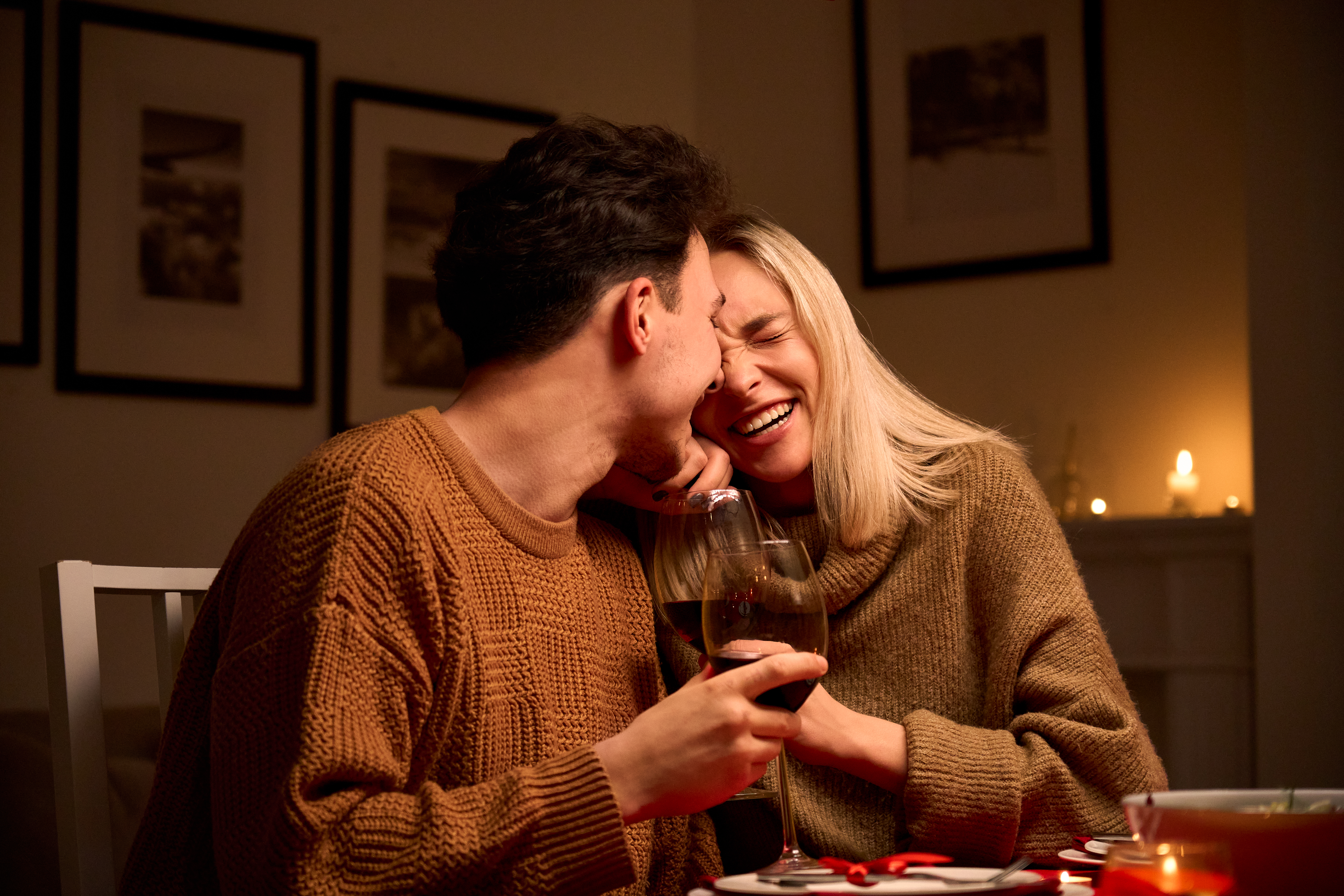 Una pareja riendo en la mesa | Fuente: Getty Images