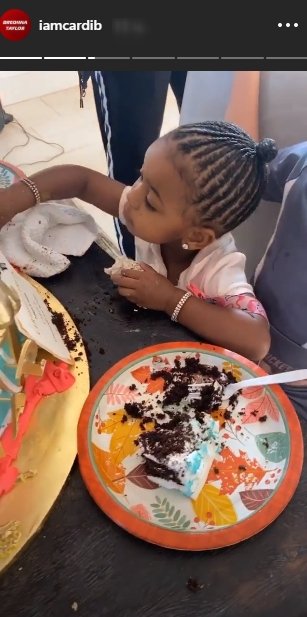 Kulture comiendo un pastel en el cumpleaños de su mamá. | Foto: Instagram / Iamcardib