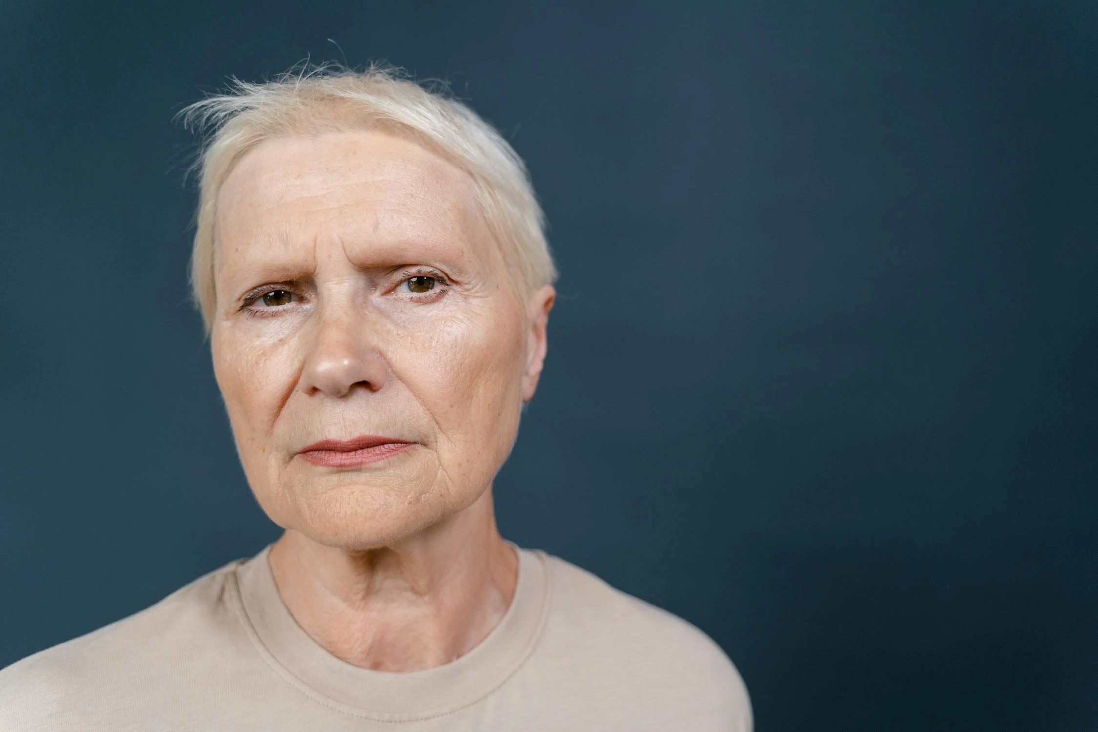 Una anciana seria | Fuente: Pexels