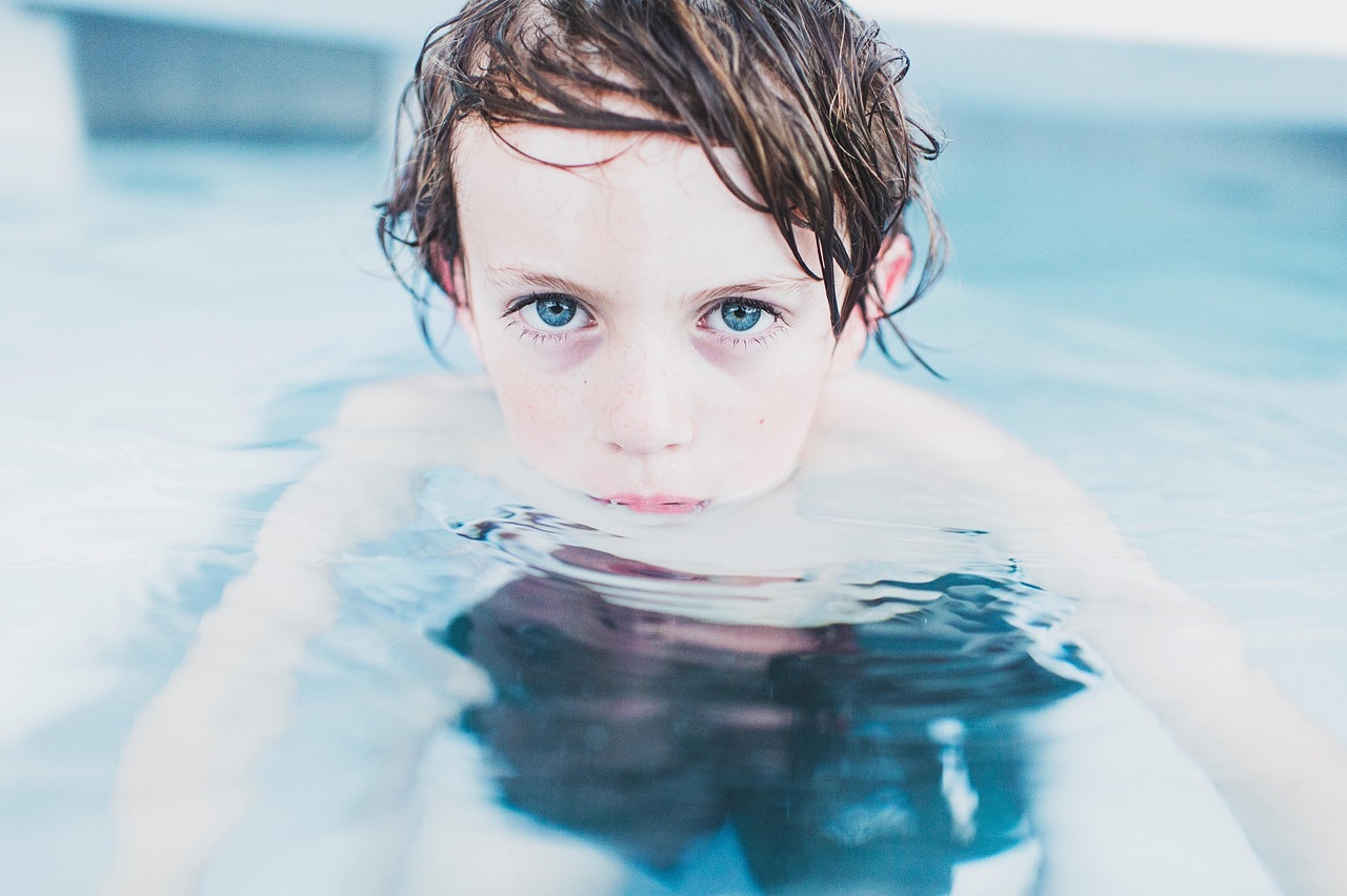 Un niño en una piscina | Fuente: Pixabay