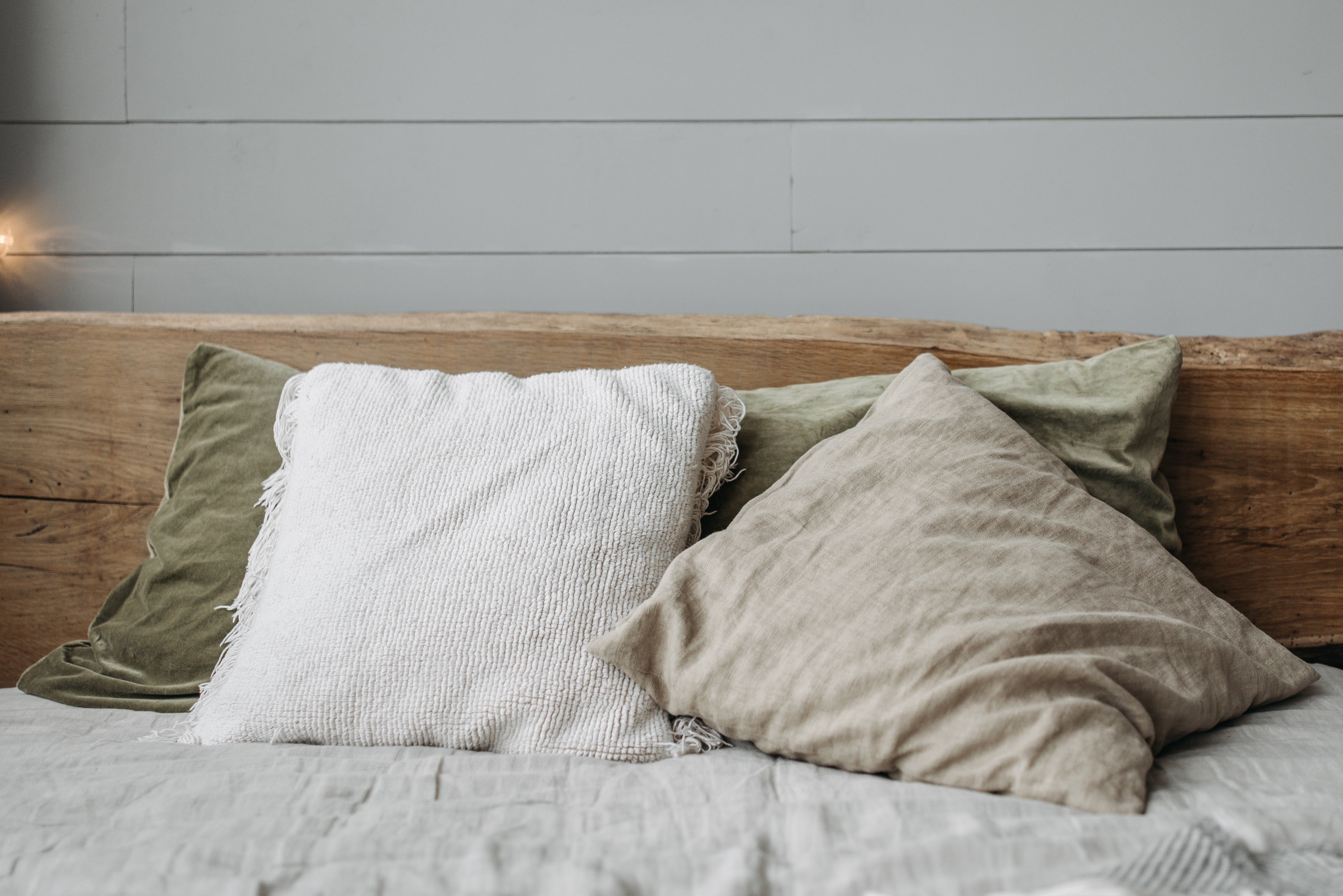 Almohadas sobre cama. | Foto: Pexels