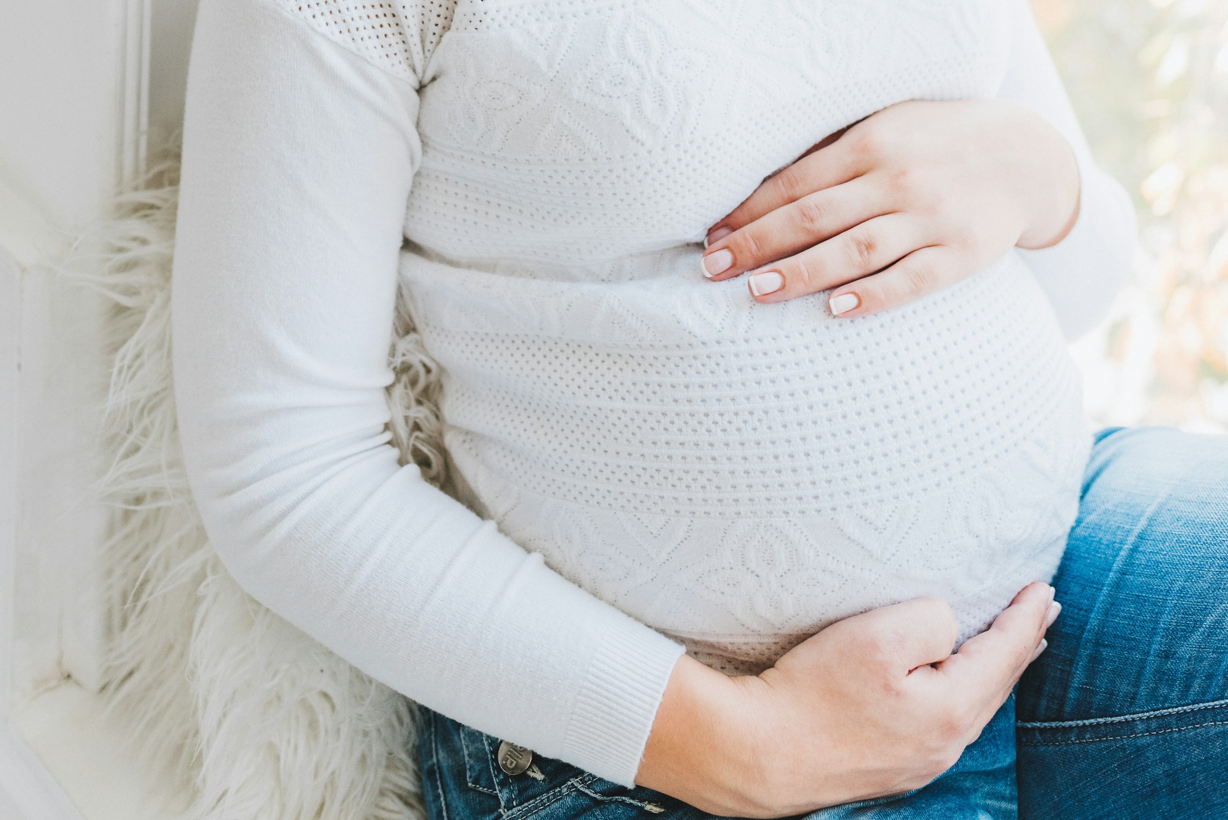 Primer plano de una mujer embarazada sujetando su barriguita | Fuente: Unsplash