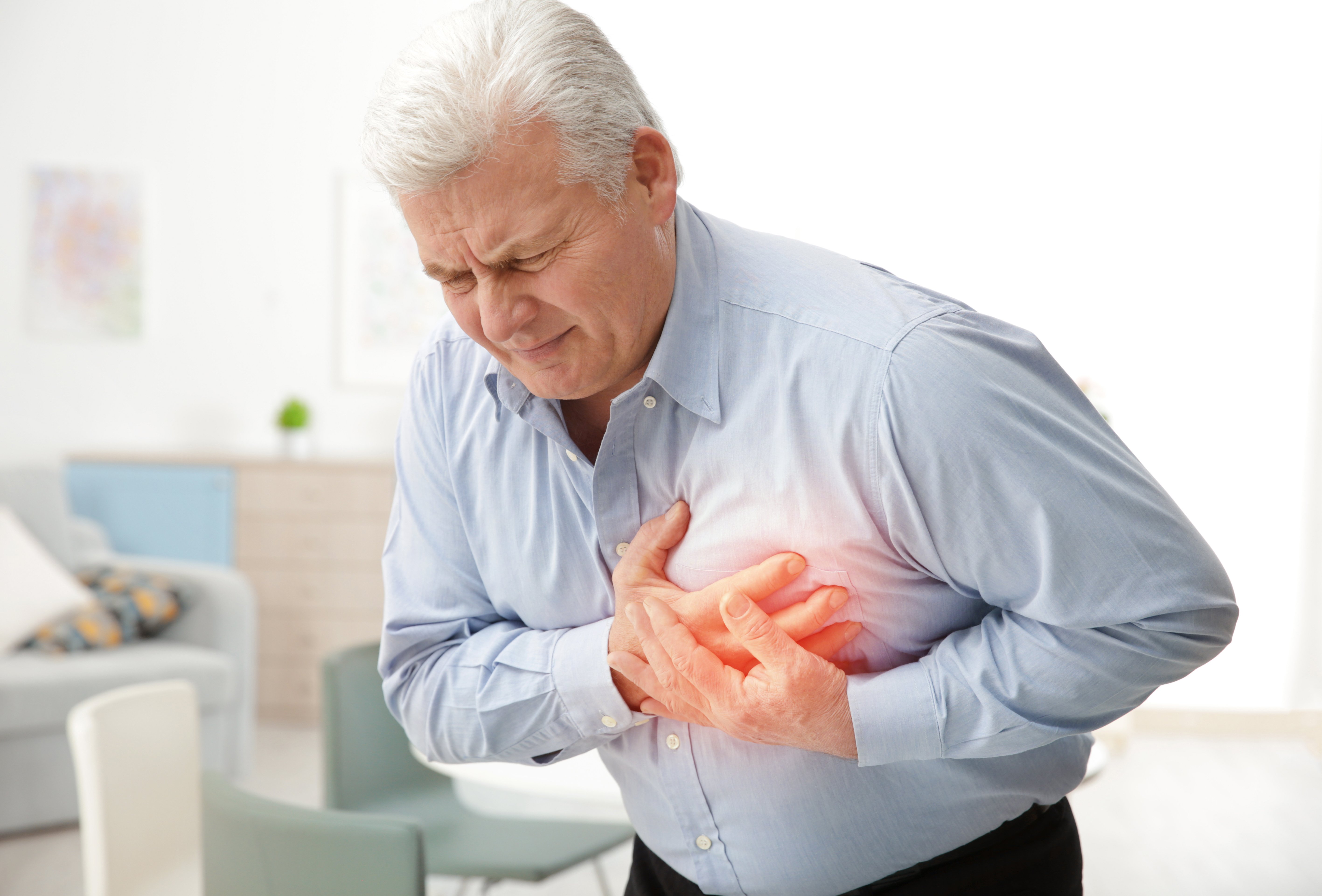 Adulto con dolor en el pecho. | Foto: Shutterstock
