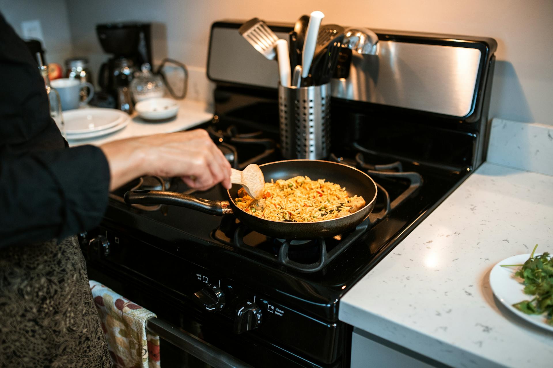 Una mujer cocinando | Fuente: Pexels