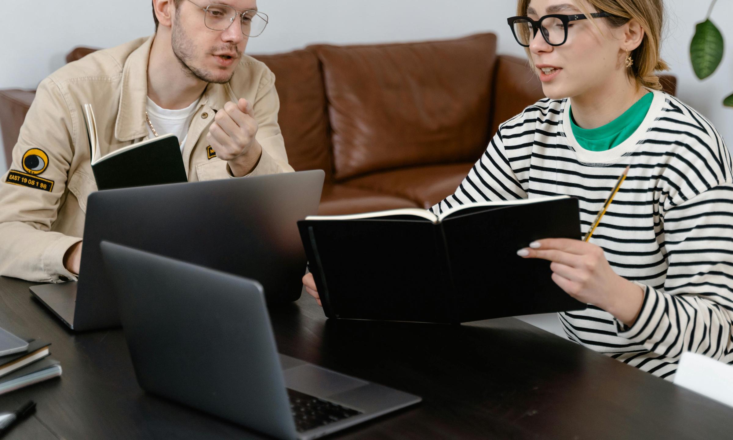 Un hombre y una mujer aparecen haciendo planes juntos | Fuente: Pexels