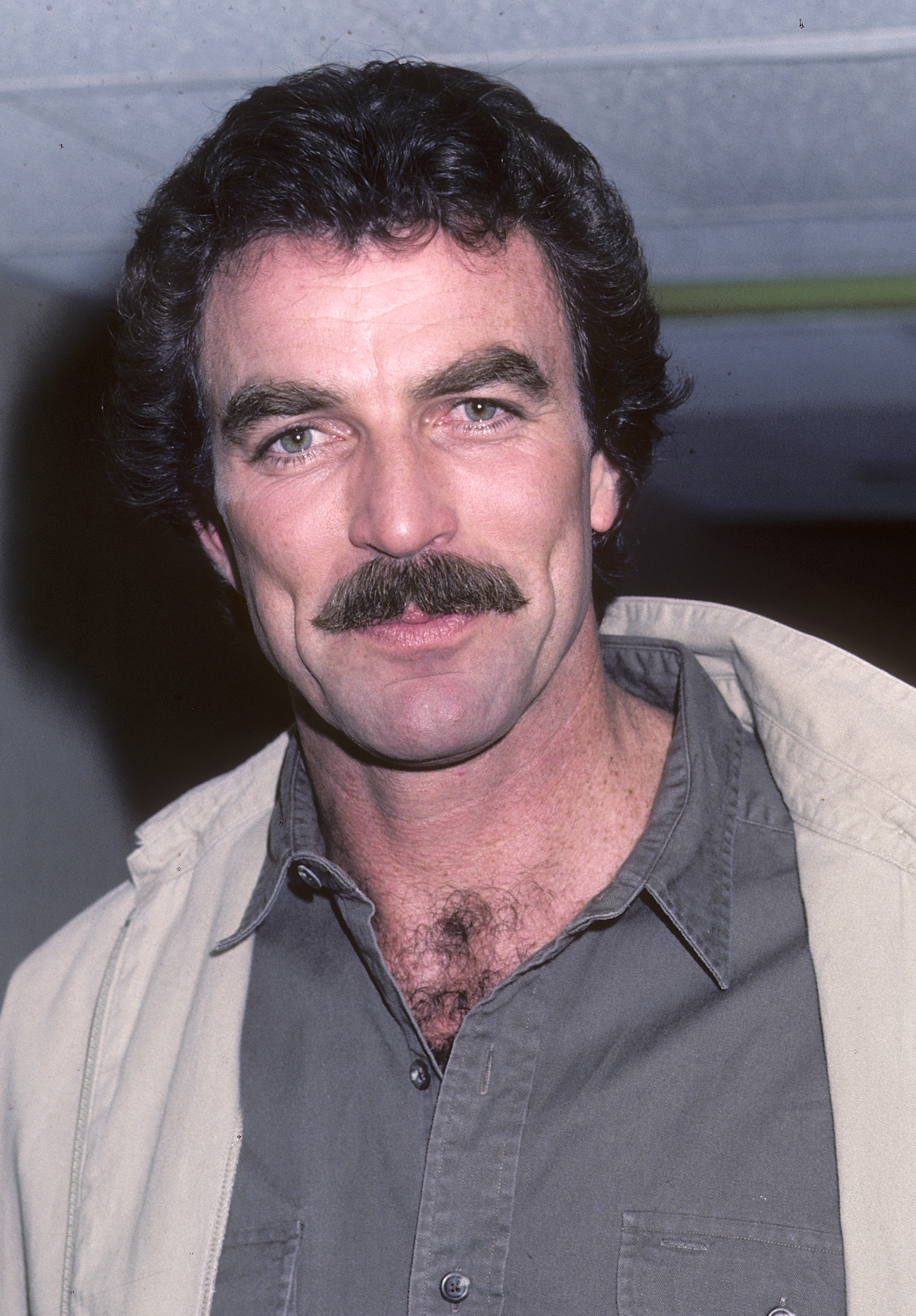 Tom Selleck visita "Late Night with David Letterman" el 23 de mayo de 1985, en Nueva York. | Fuente: Getty Images