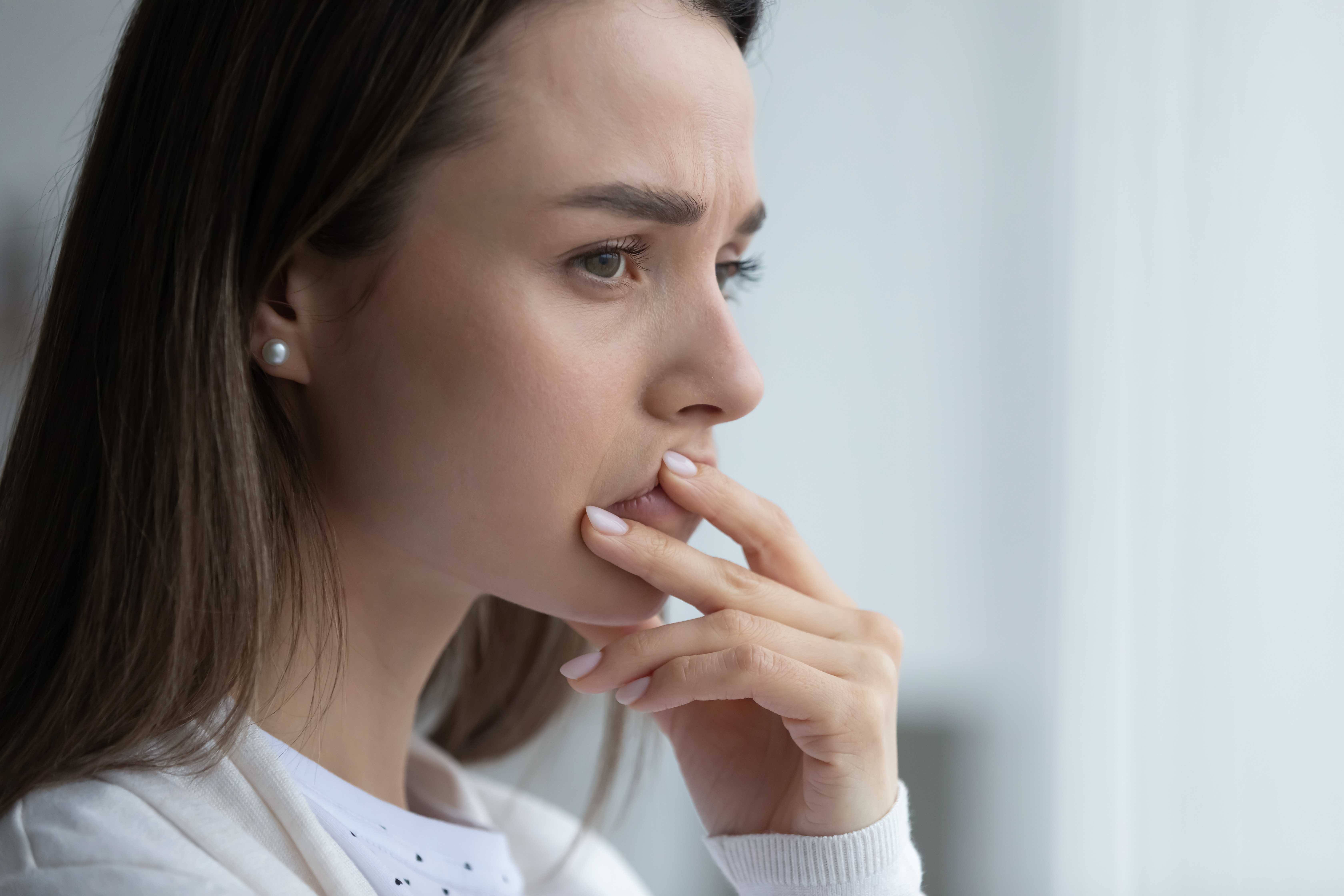 Una mujer reflexiva | Fuente: Shutterstock