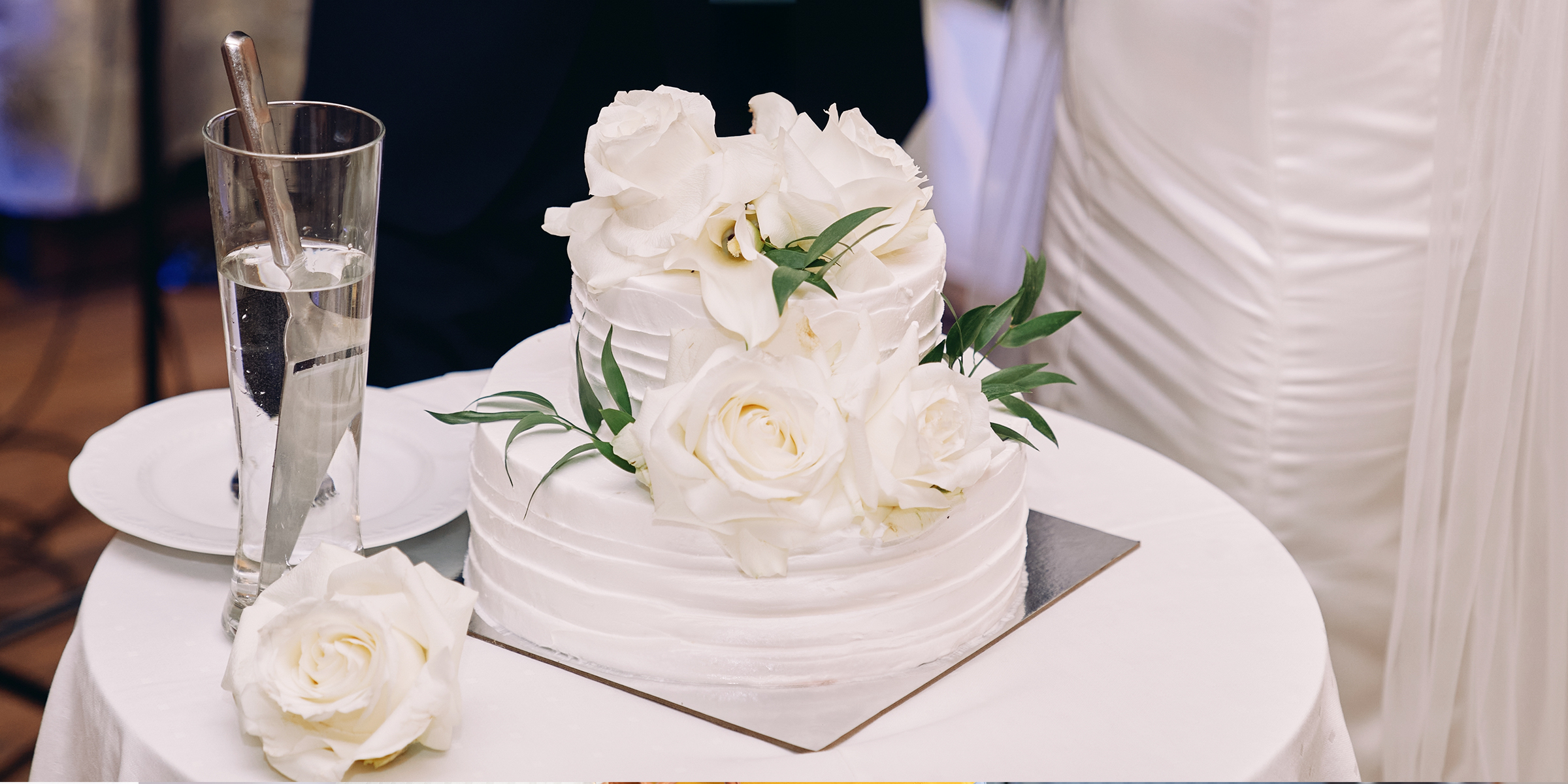 Pastel de boda con flores blancas | Fuente: Shutterstock