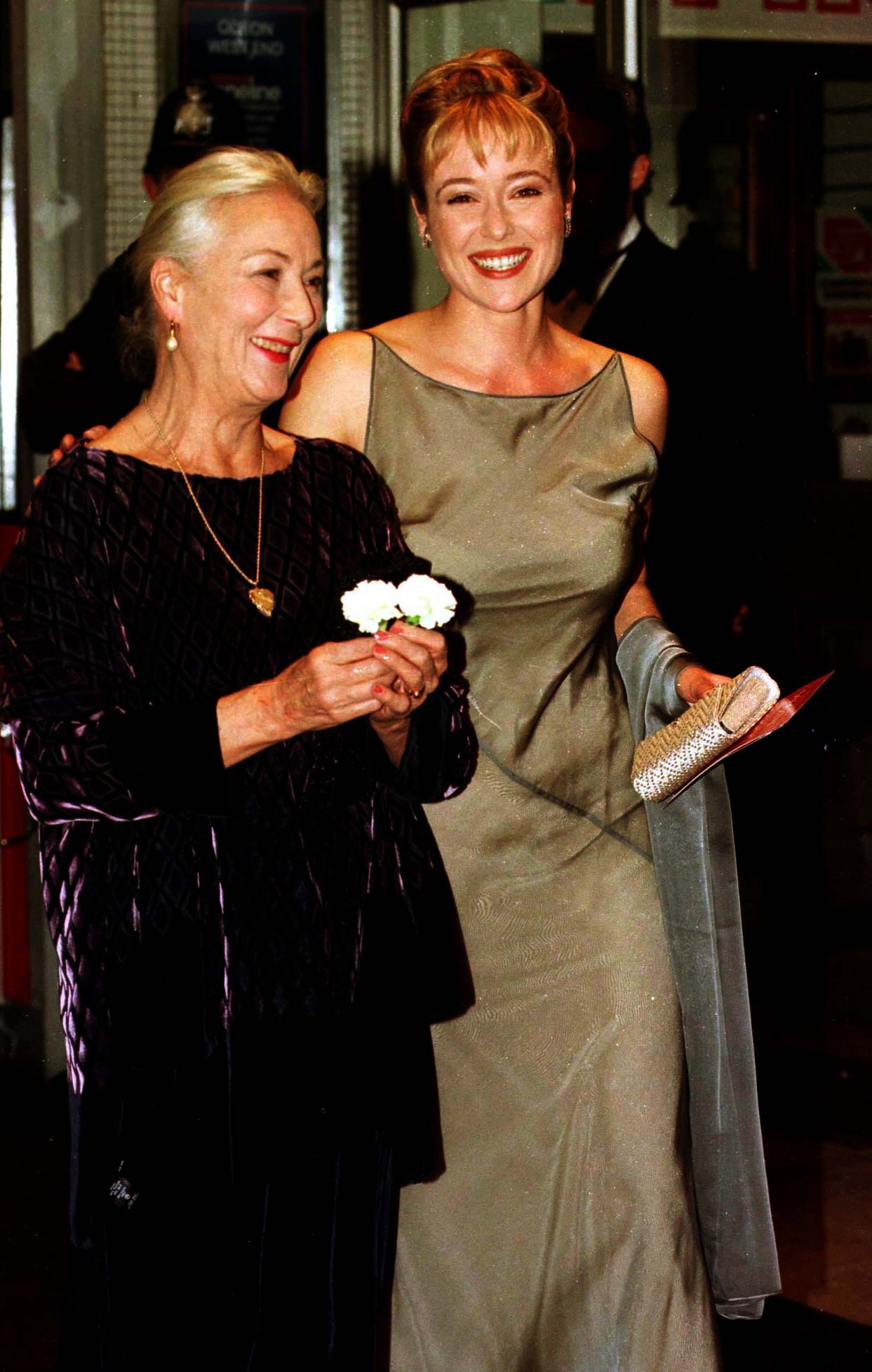 Rosemary Harris y Jennifer Ehle asisten al estreno de "Wilde" el 16 de octubre de 1997 | Fuente: Getty Images