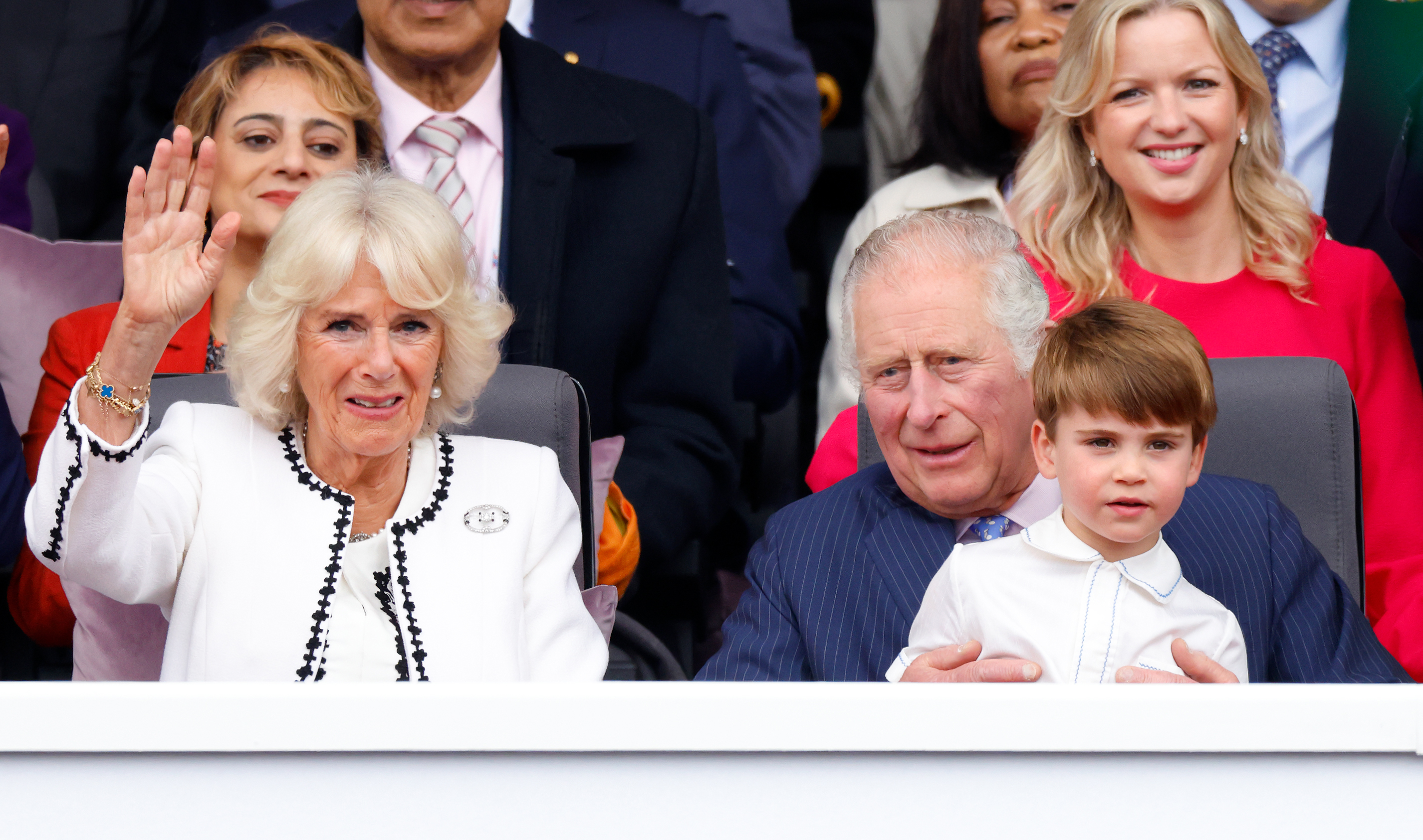 Camilla, duquesa de Cornualles, el príncipe Charles, príncipe de Gales, y el príncipe Louis de Cambridge asisten al Desfile de Platino en Londres, Inglaterra, el 5 de junio de 2022. | Fuente: Getty Images