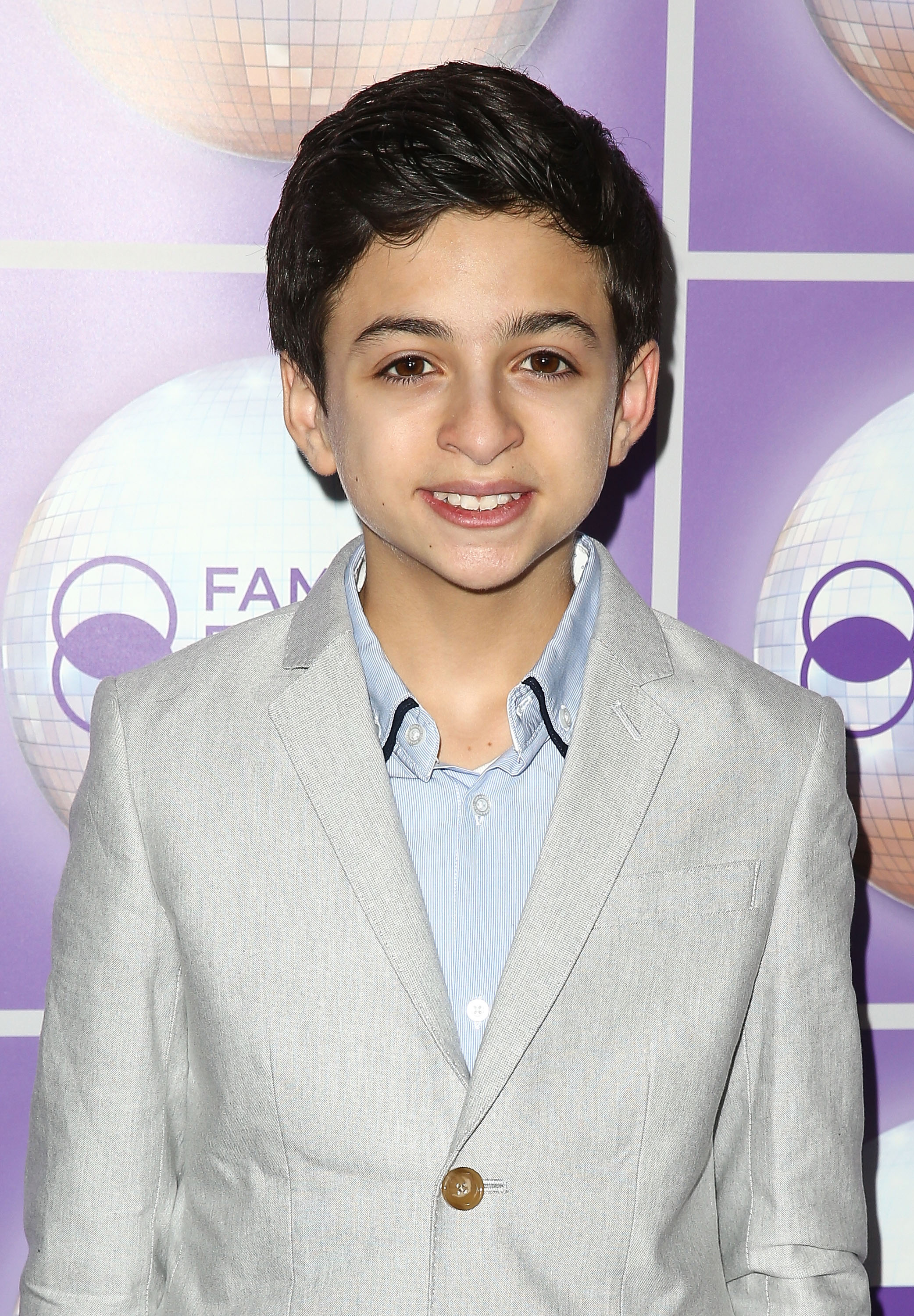 J.J. Totah asiste a la cena de entrega de premios del Family Equality Council en Los Ángeles, celebrada en el hotel The Beverly Hilton de Beverly Hills, California, con una chaqueta de traje gris claro sobre una camisa a rayas azul claro. | Fuente: Getty Images
