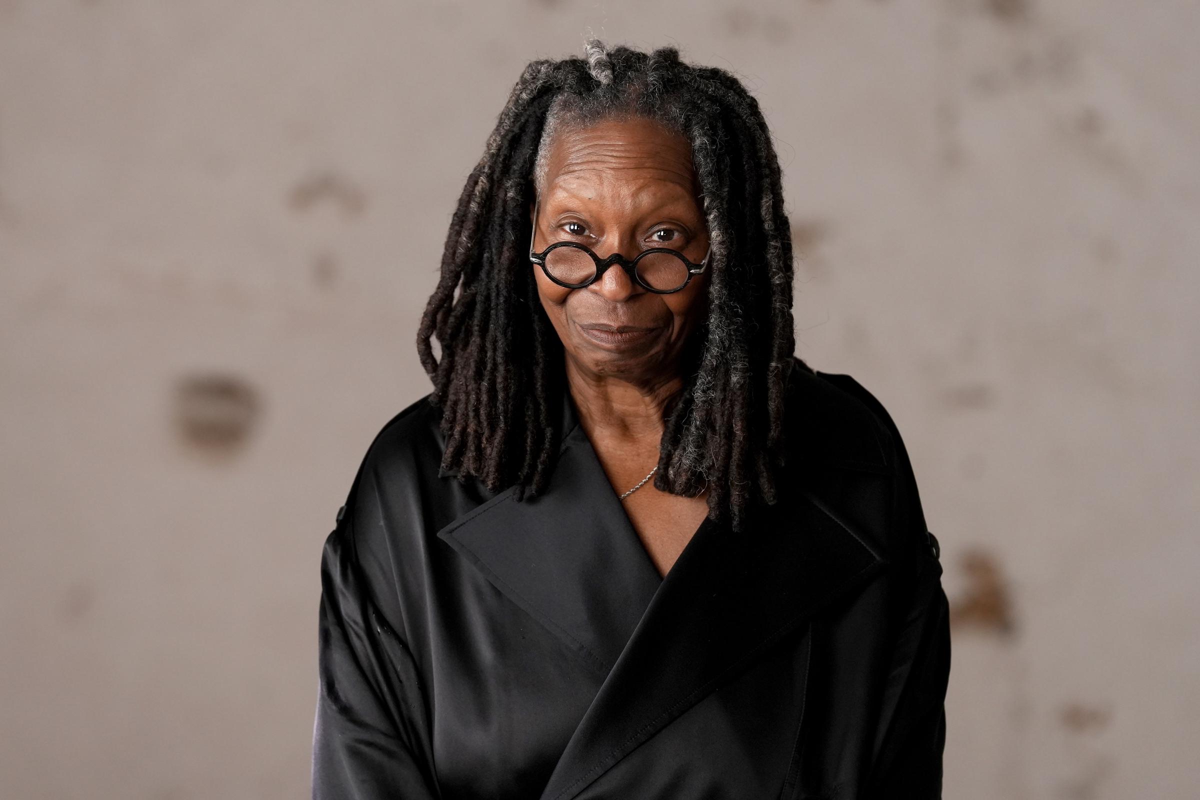 Whoopi Goldberg asiste al desfile AMI - Alexandre Mattiussi Menswear Fall-Winter 2025/2026 como parte de la Semana de la Moda de París el 22 de enero de 2025, en París, Francia | Fuente: Getty Images