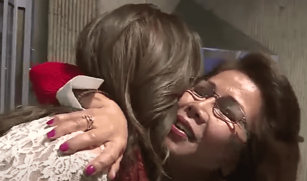 Madre lloró al abrazar a sus hijas después de 40 años. | Foto: Youtube/KMBC 9