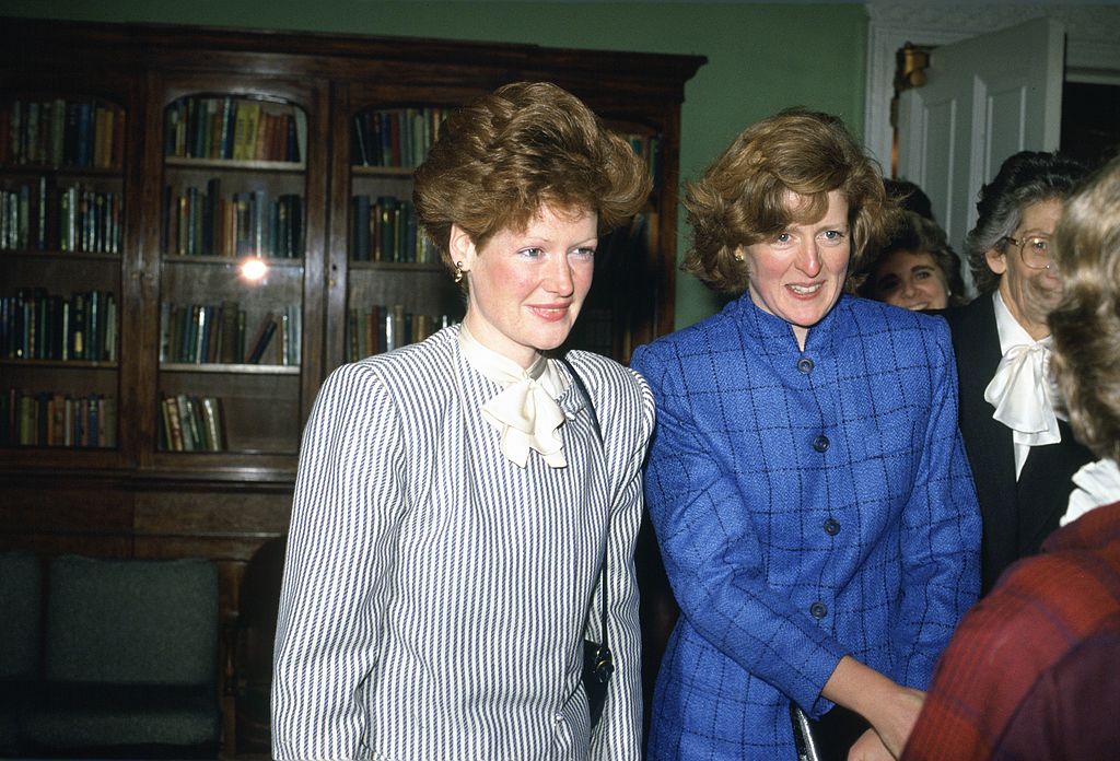 Lady Jane Fellows y Lady Sarah McCorquodale, hermanas de la princesa Diana, se encuentran con la directora de la escuela West Heath a la que solían asistir. | Foto: Getty Images
