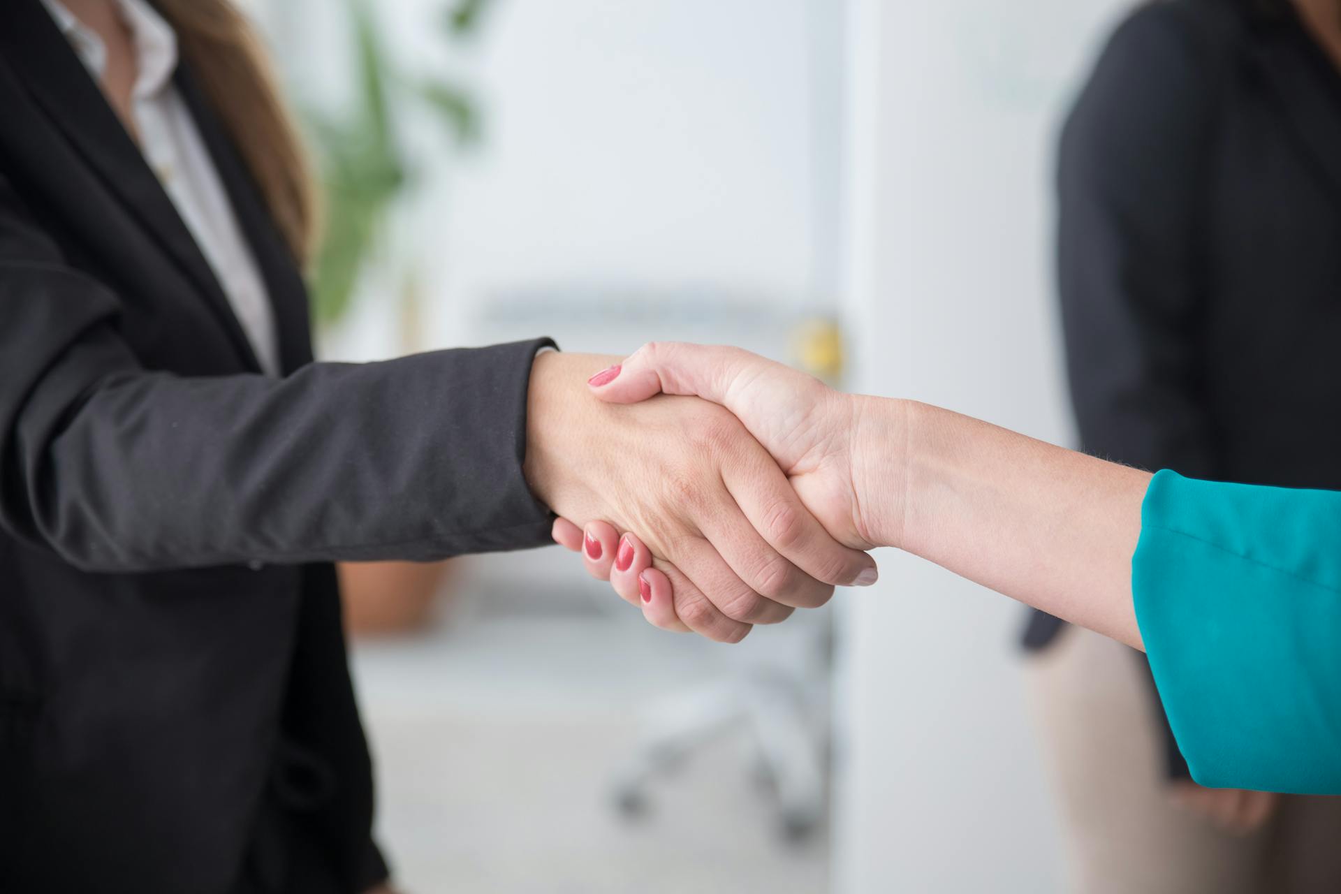 Dos mujeres dándose la mano | Fuente: Pexels