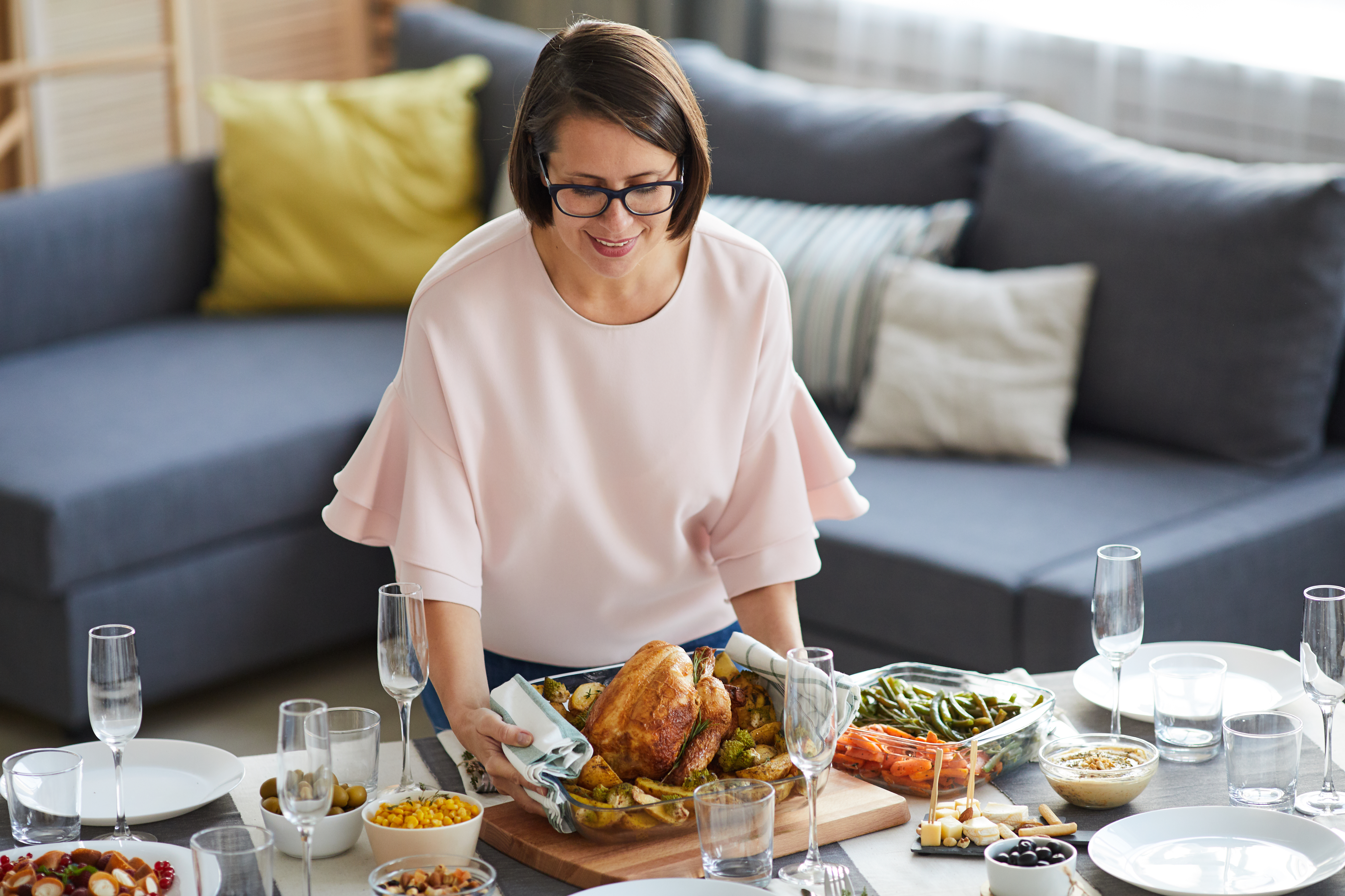 Una mujer sirve la cena | Fuente: Shutterstock