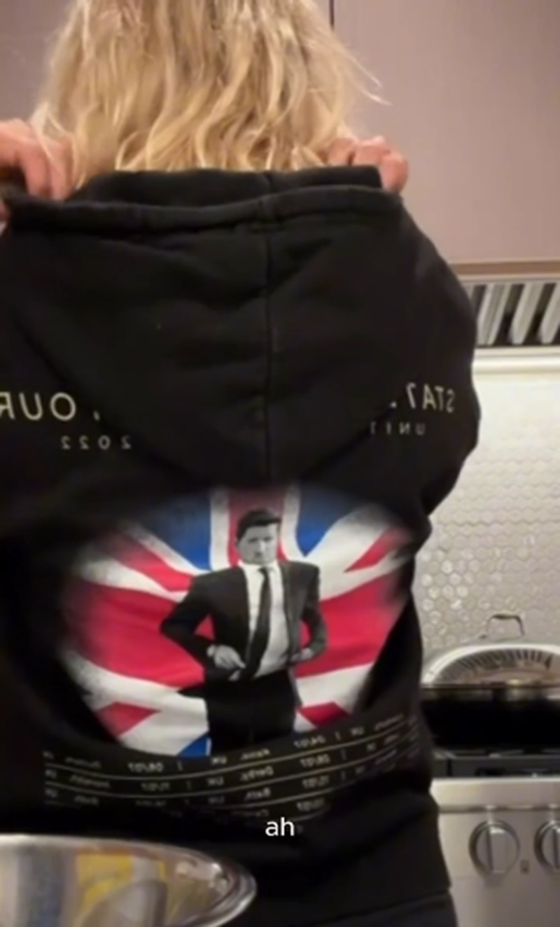 Luisana Lopilato mostró un suéter con la cara de Michael Bublé mientras cocinaba junto a su hijo Noah | Fuente: Instagram/luisanalopilato